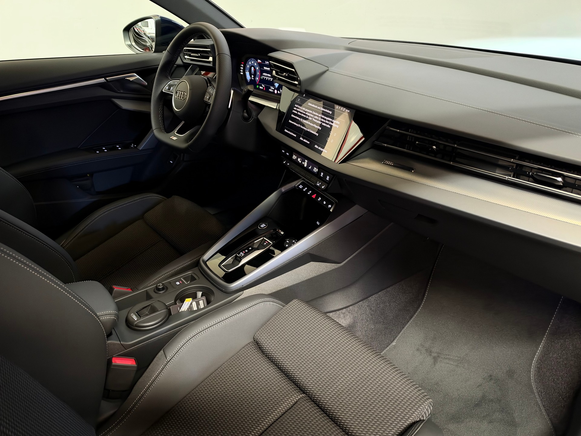 AUDI A3 Sportback 35 TFSI S line S-tronic-image-17
