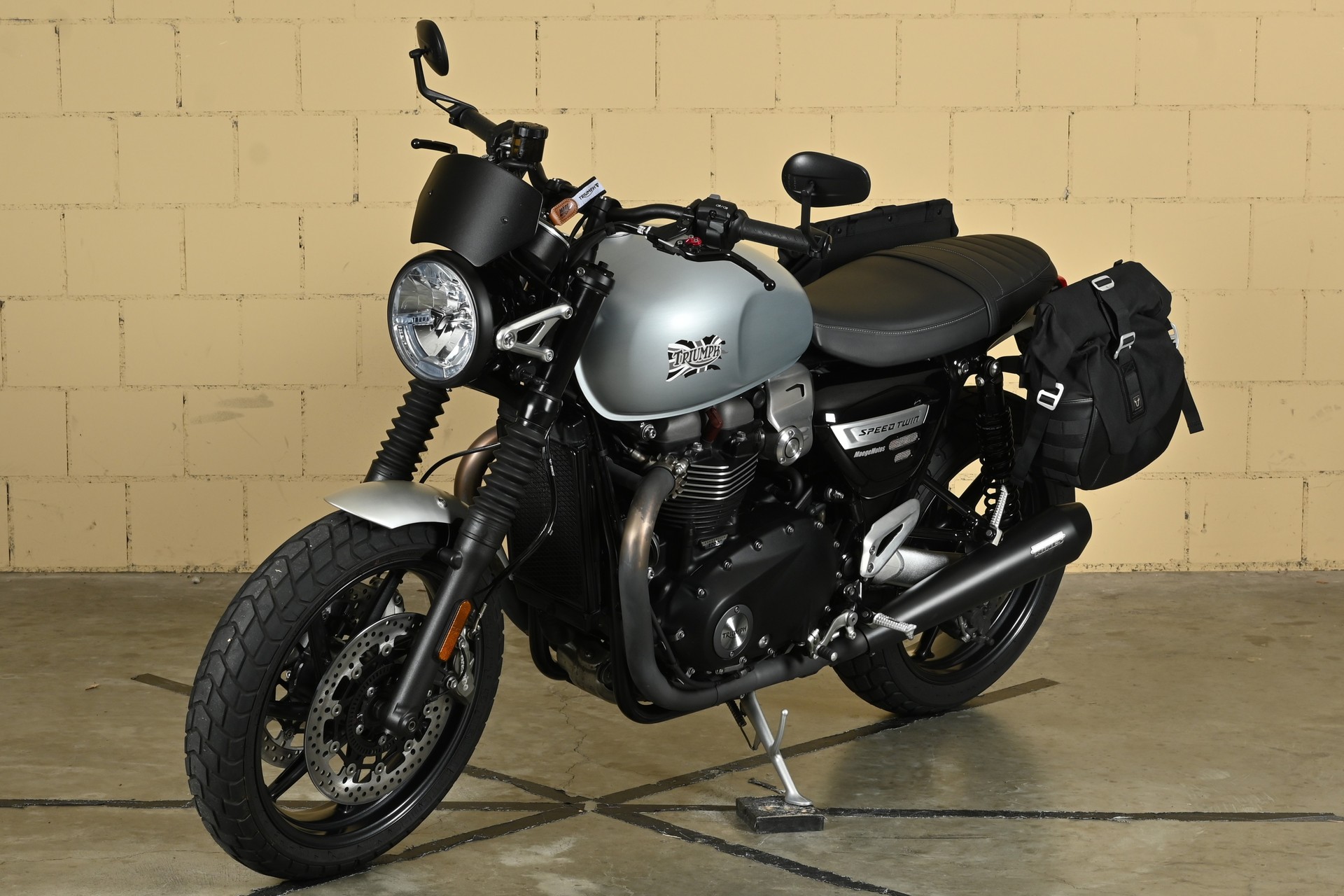 TRIUMPH Speed Twin 1200-image-4