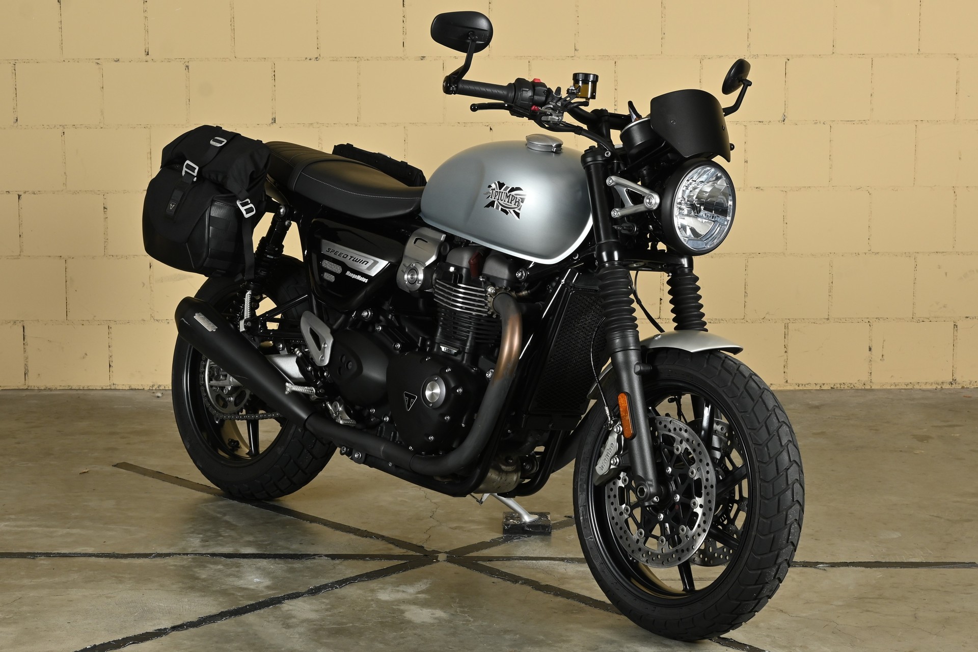 TRIUMPH Speed Twin 1200-image-11