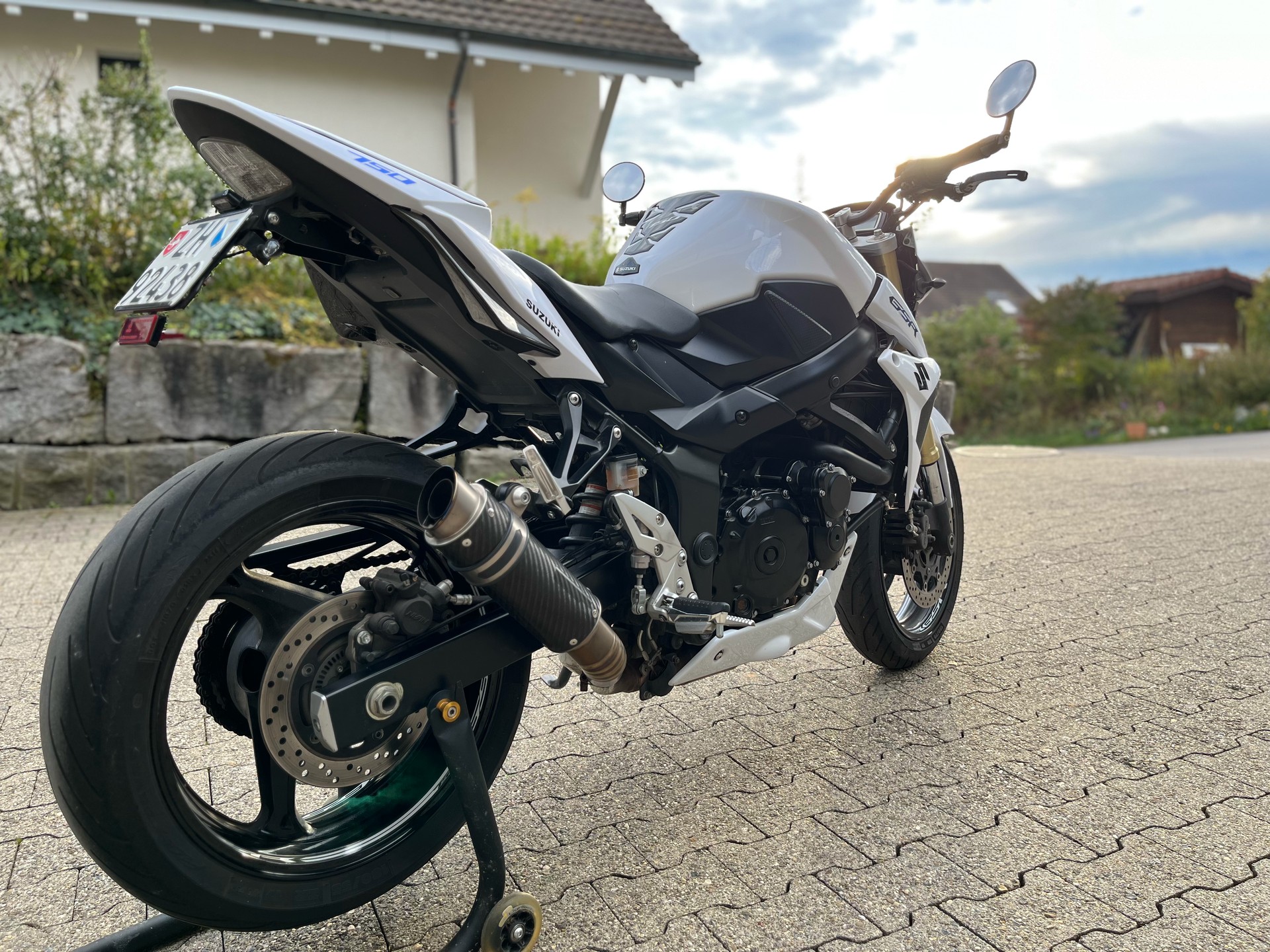 SUZUKI GSR 750 ABS-image-1
