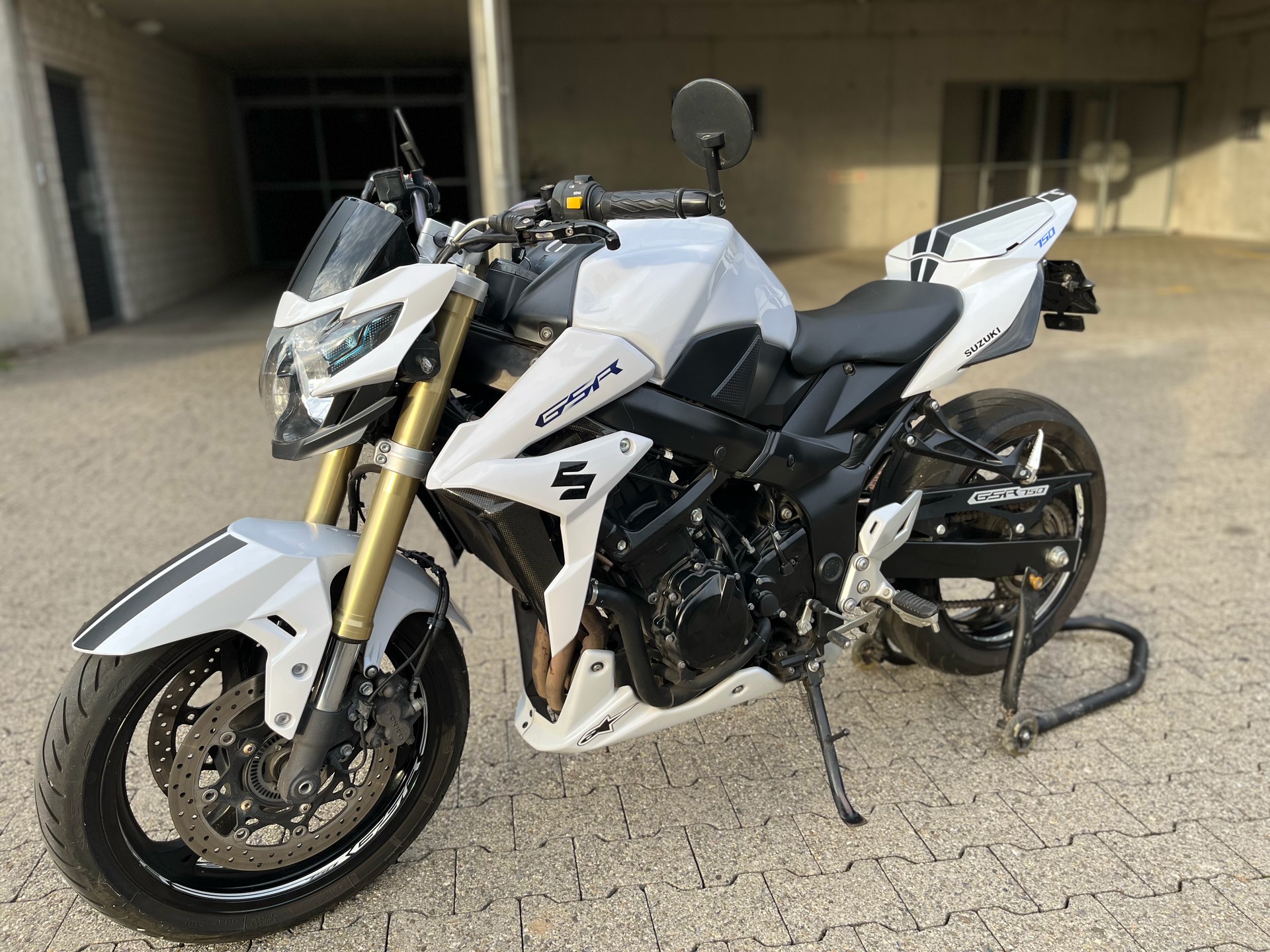 SUZUKI GSR 750 ABS-image-0