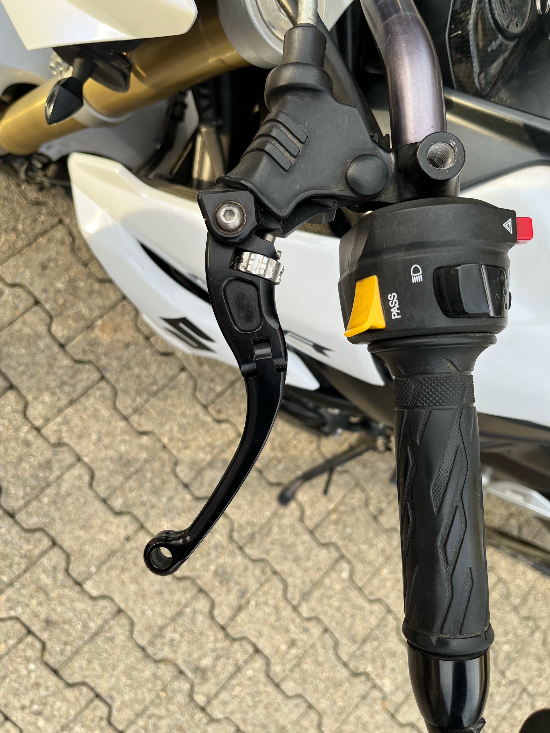 SUZUKI GSR 750 ABS-image-8