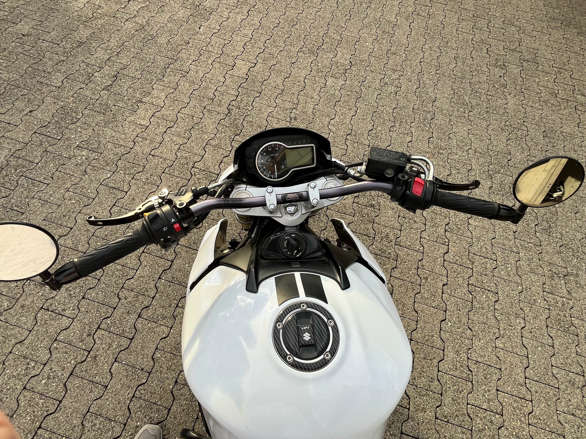 SUZUKI GSR 750 ABS-image-4