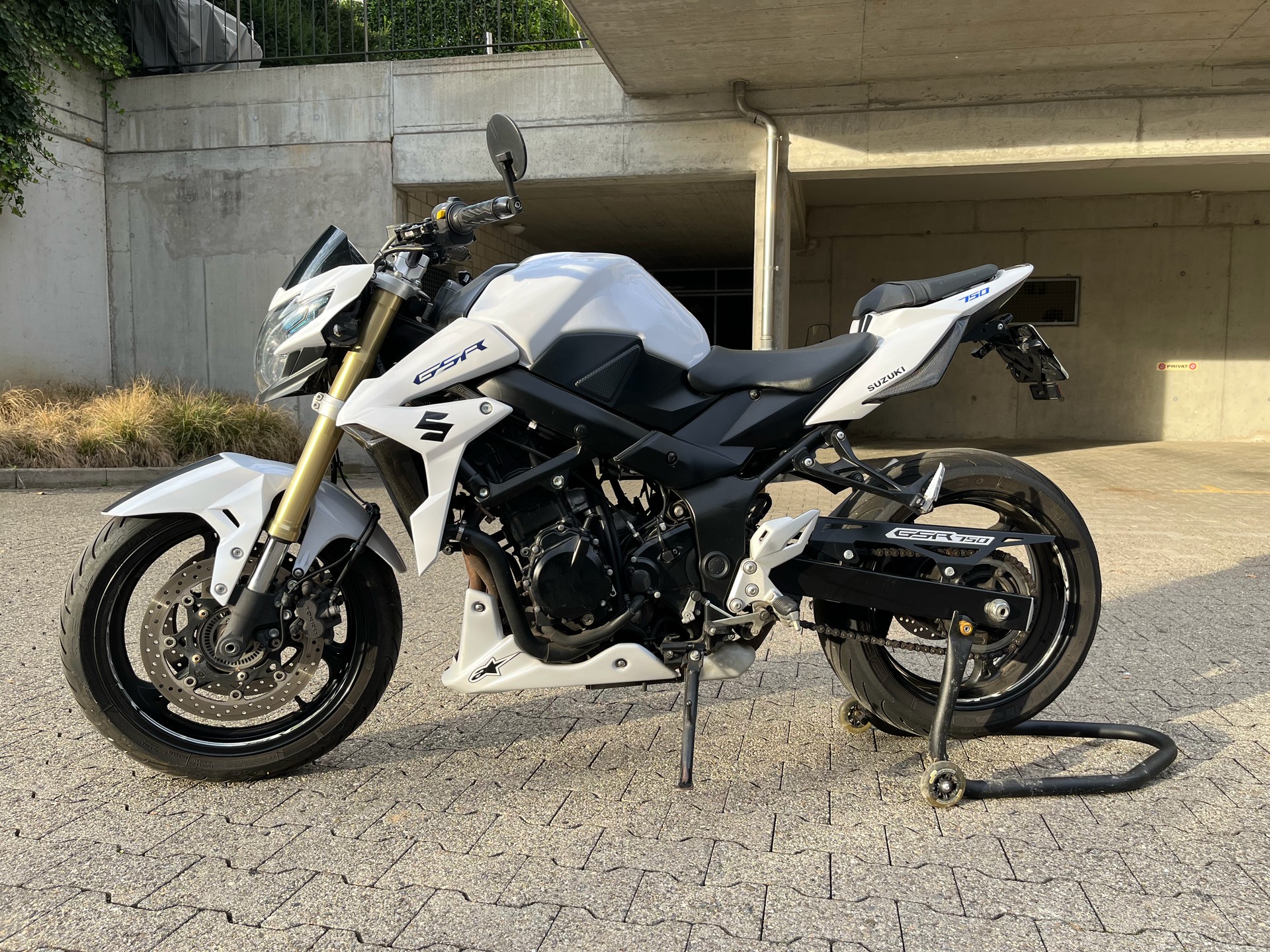 SUZUKI GSR 750 ABS-image-13
