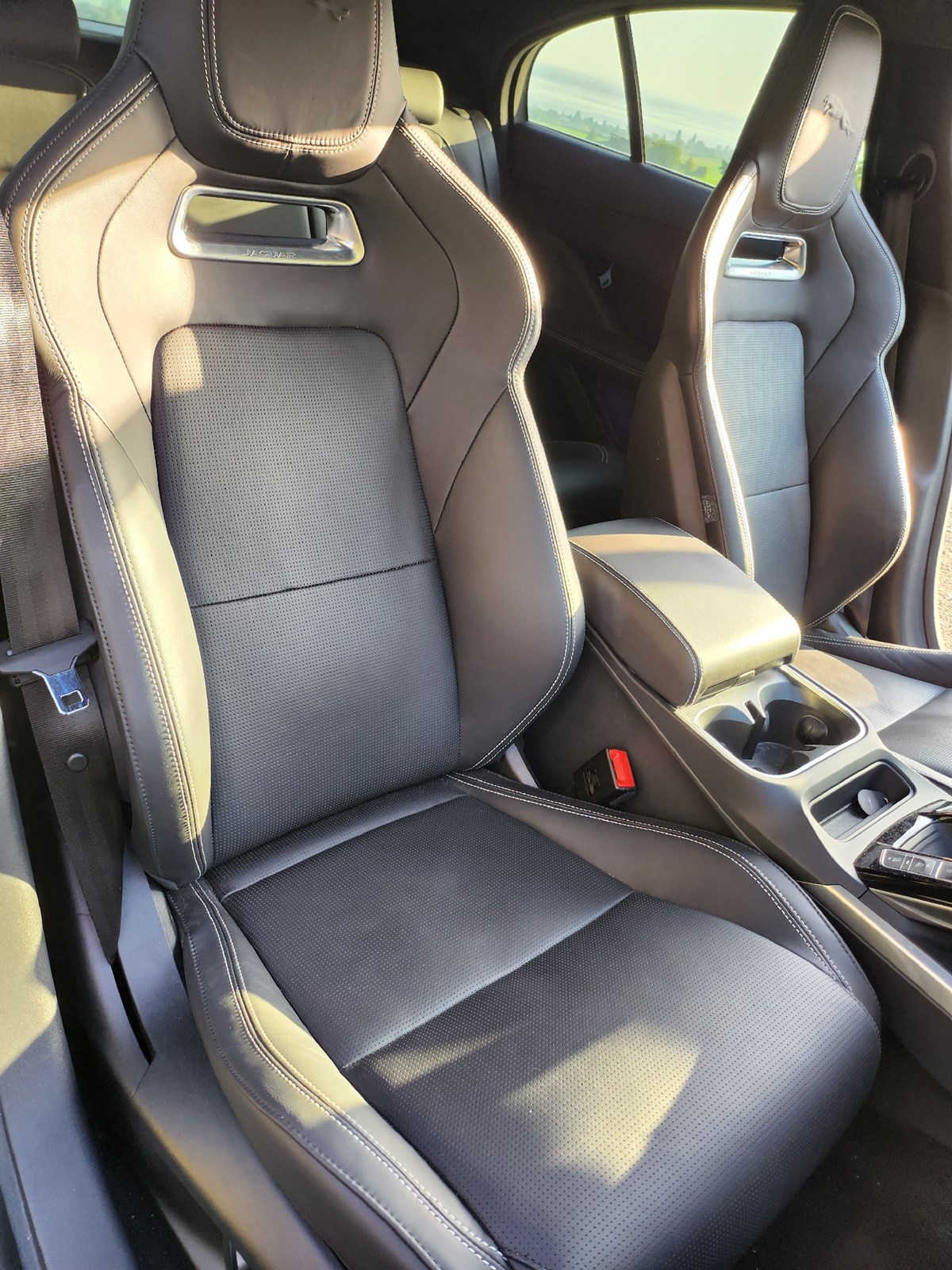 JAGUAR I-Pace EV400 HSE AWD-image-4