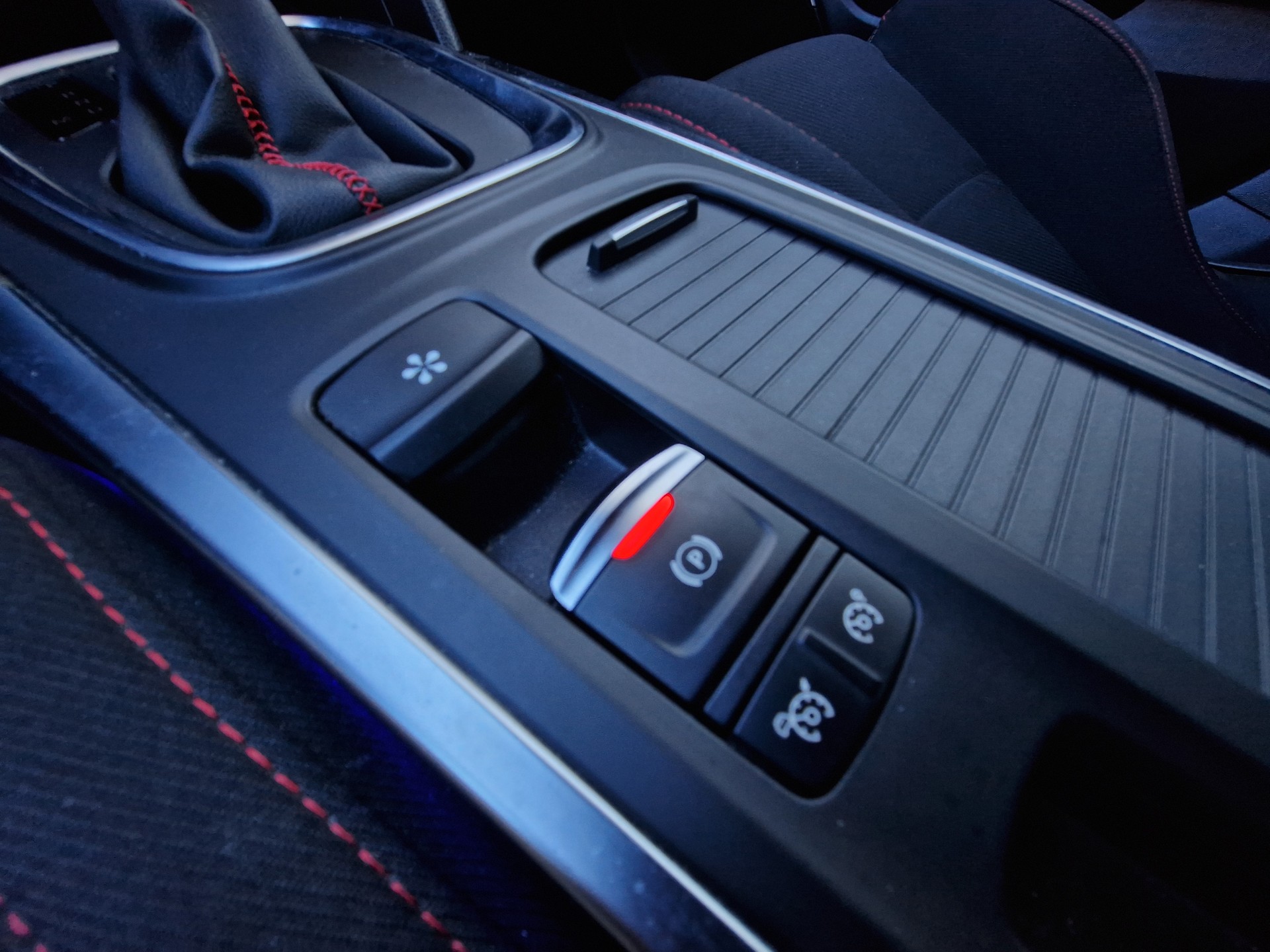 RENAULT Mégane Sport 1.8 T Trophy EDC-image-9