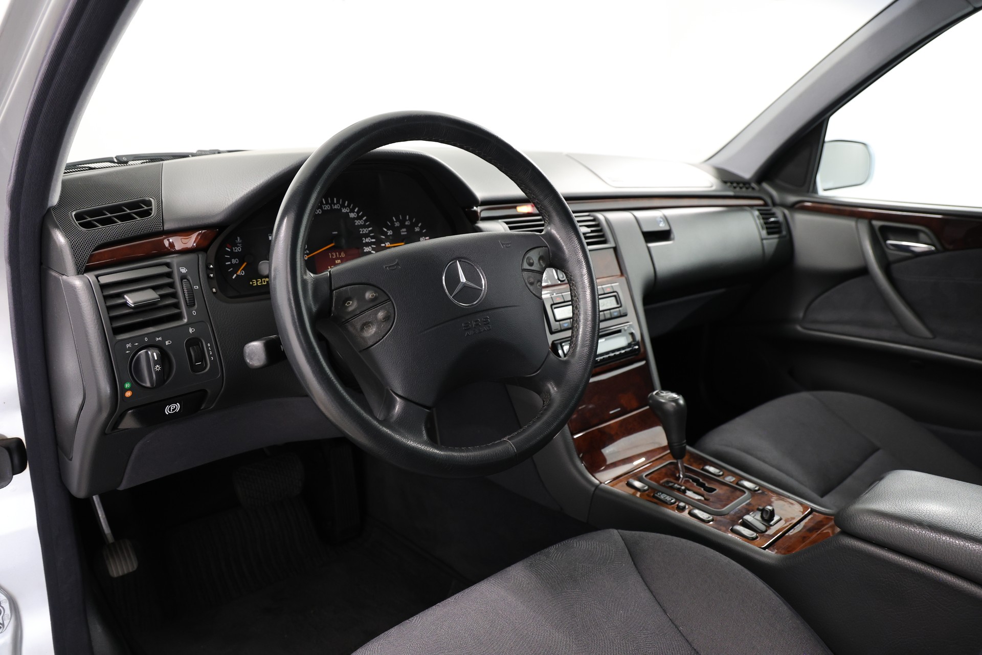MERCEDES-BENZ E 280 Elégance 4-Matic Automatic-image-7