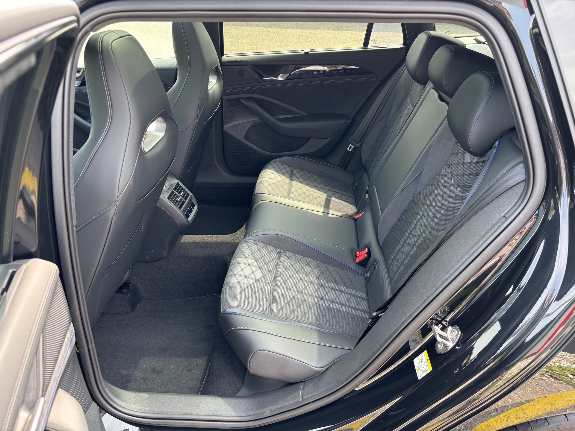 VW Passat Variant 2.0 TDI evo R-Line 4Motion-image-12