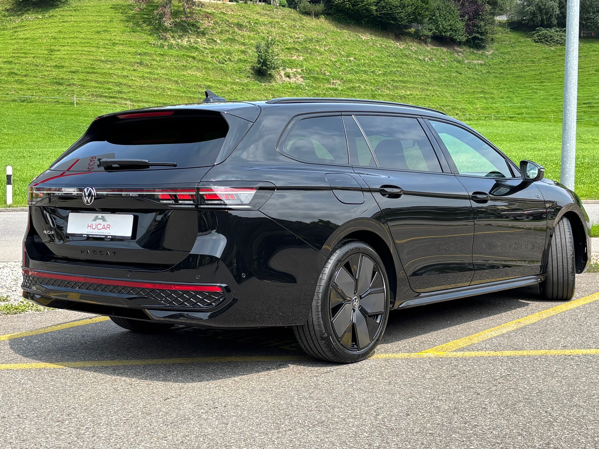 VW Passat Variant 2.0 TDI evo R-Line 4Motion-image-2