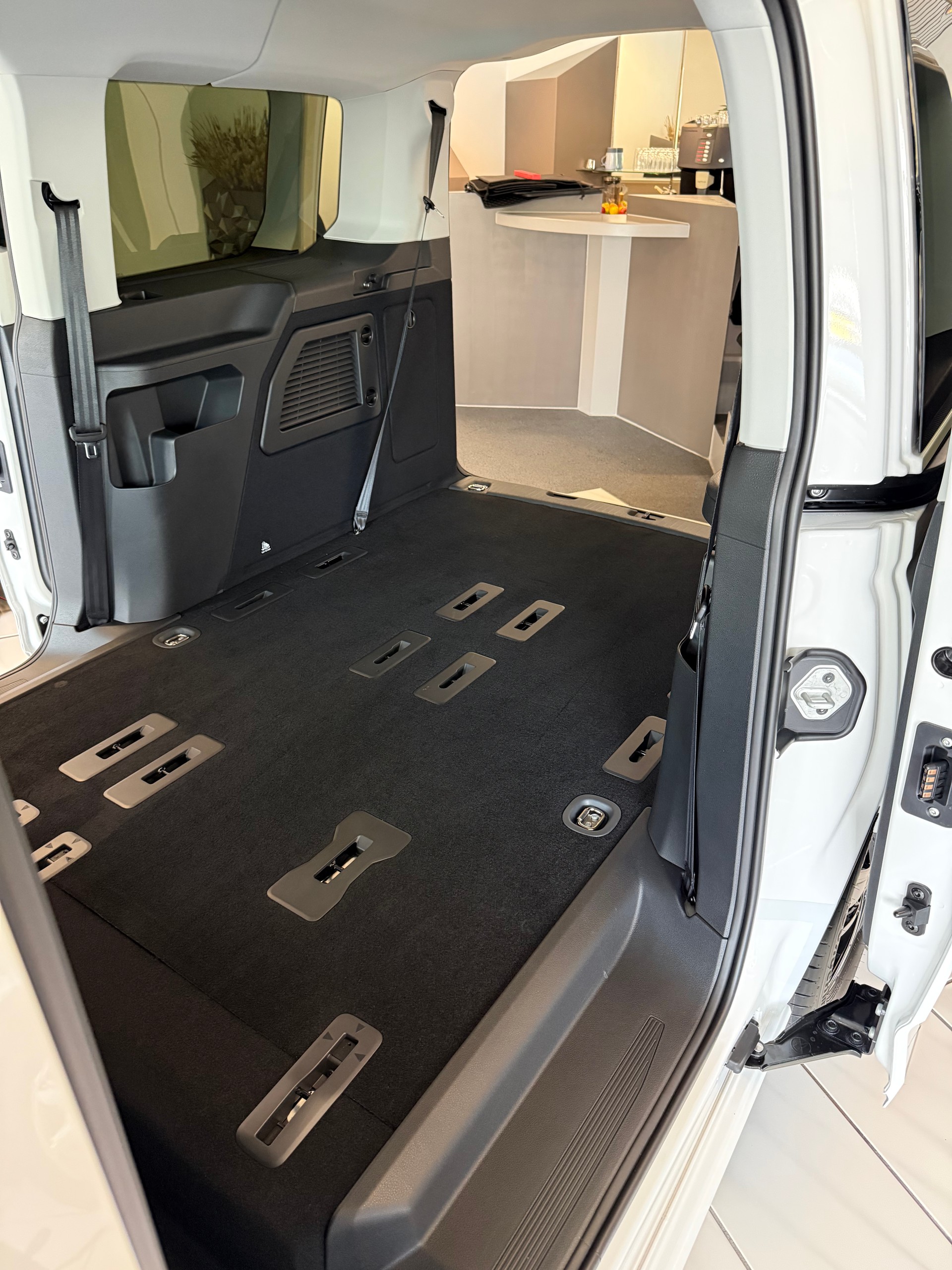 VW Caddy Maxi 1.5 TSI Plug in Hybrid DSG EDITION-image-21