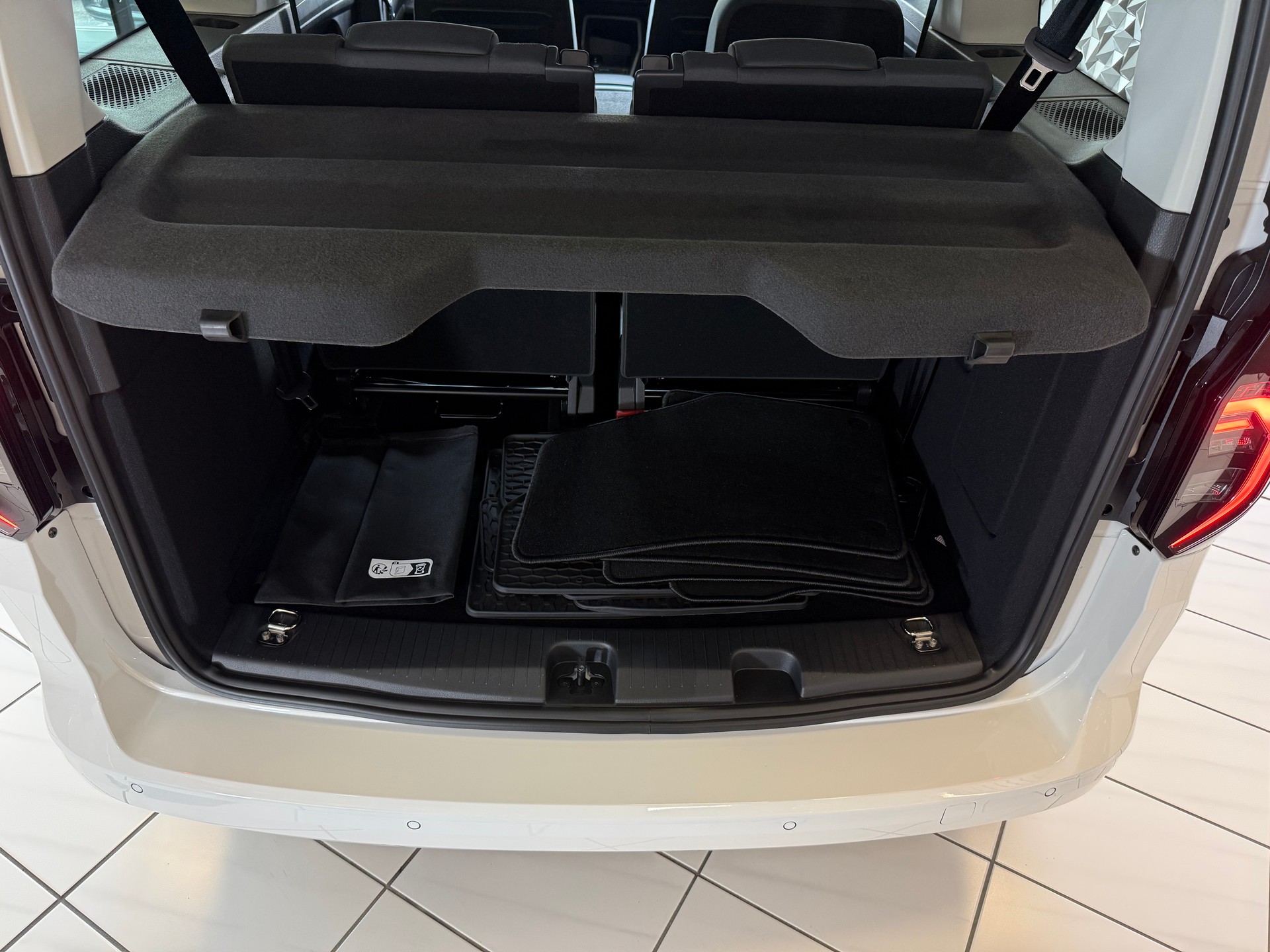 VW Caddy Maxi 1.5 TSI Plug in Hybrid DSG EDITION-image-8