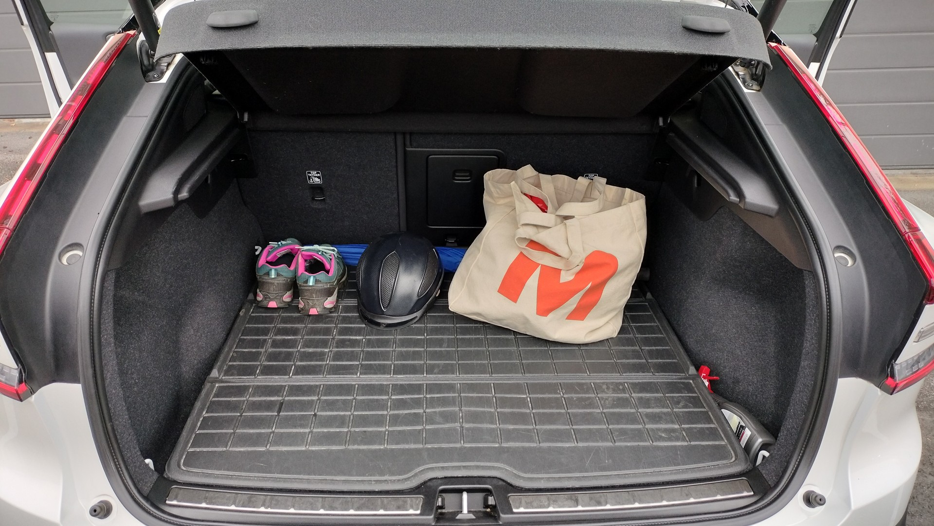 VOLVO C40 Recharge P8 Twin AWD Panoramadach PPlus, AHK, *Gratis-Service 10 Jahre/ 150'000km, Garantie Batterie 8 Jahre 160'000km-image-4
