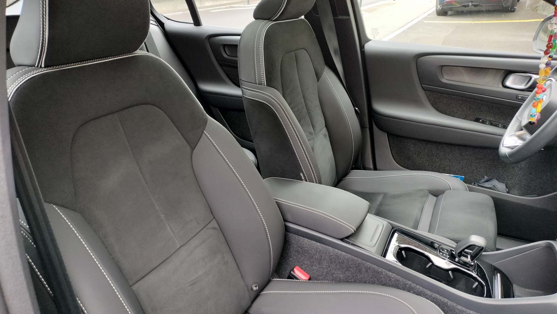VOLVO C40 Recharge P8 Twin AWD Panoramadach PPlus, AHK, *Gratis-Service 10 Jahre/ 150'000km, Garantie Batterie 8 Jahre 160'000km-image-2