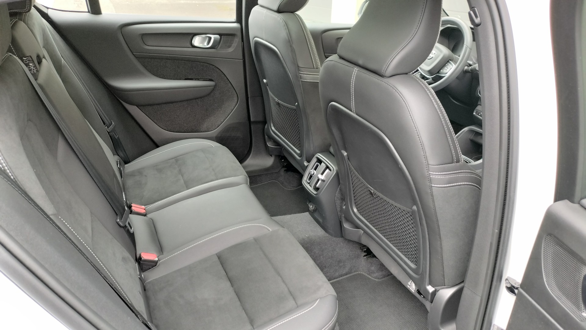 VOLVO C40 Recharge P8 Twin AWD Panoramadach PPlus, AHK, *Gratis-Service 10 Jahre/ 150'000km, Garantie Batterie 8 Jahre 160'000km-image-3