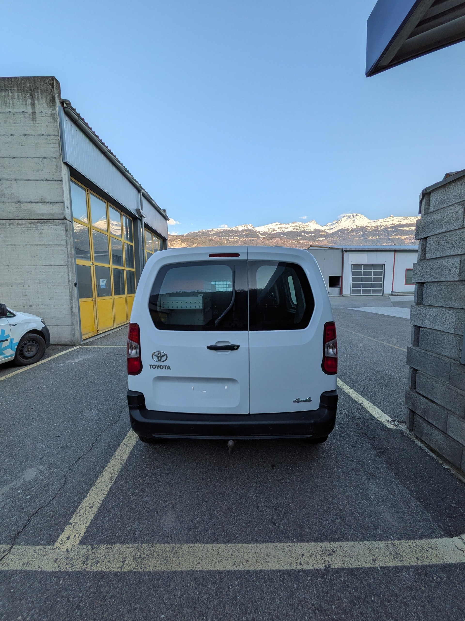 TOYOTA Proace City Van 1.5D Active Medium 4x4-image-3