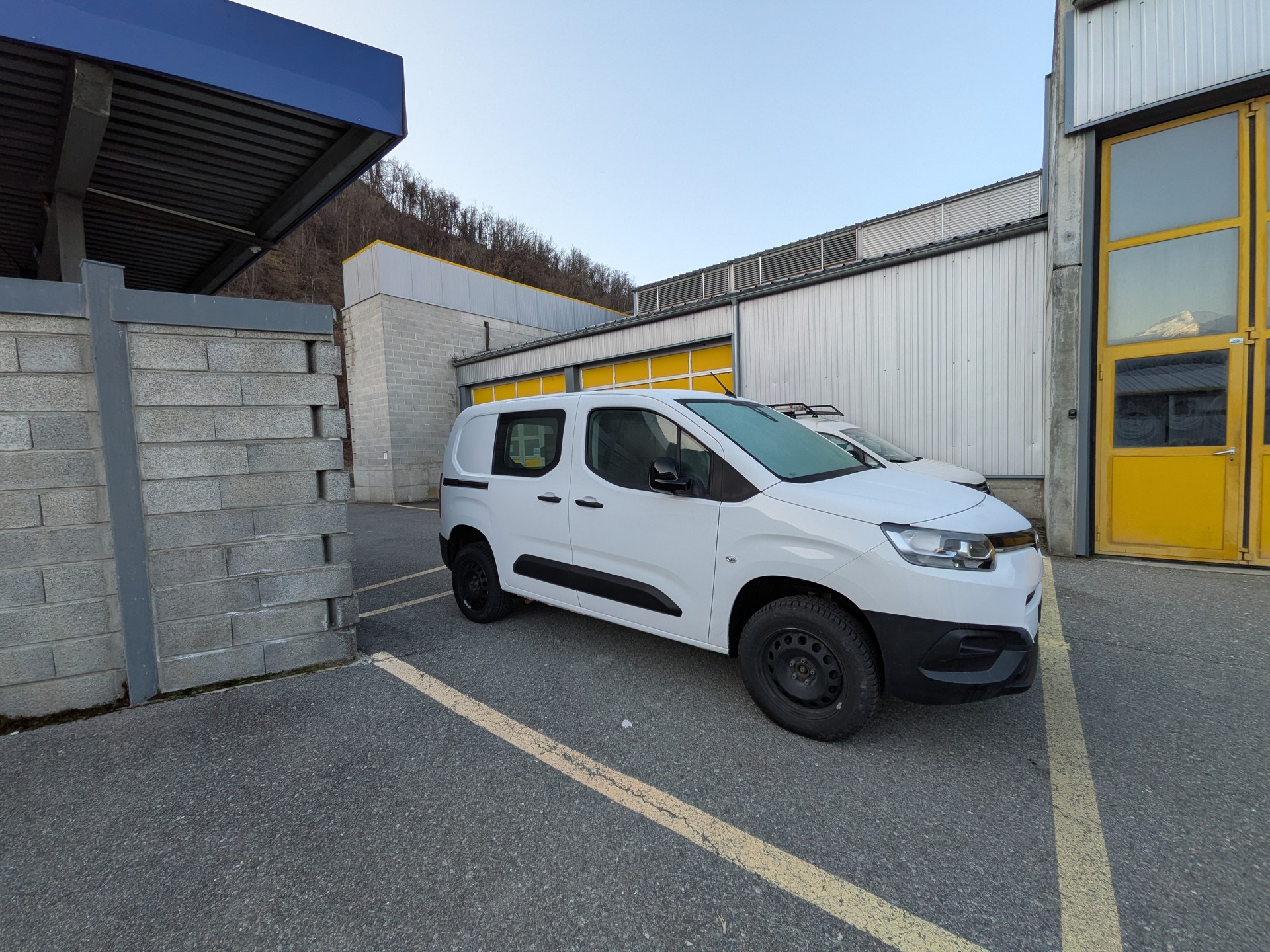 TOYOTA Proace City Van 1.5D Active Medium 4x4-image-2