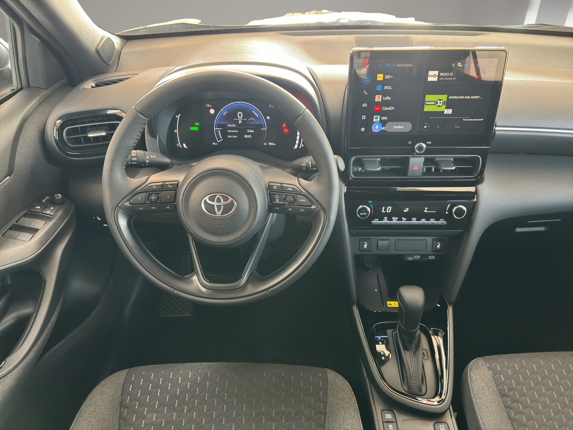 TOYOTA Yaris Cross 1.5 Trend e-CVT-image-14