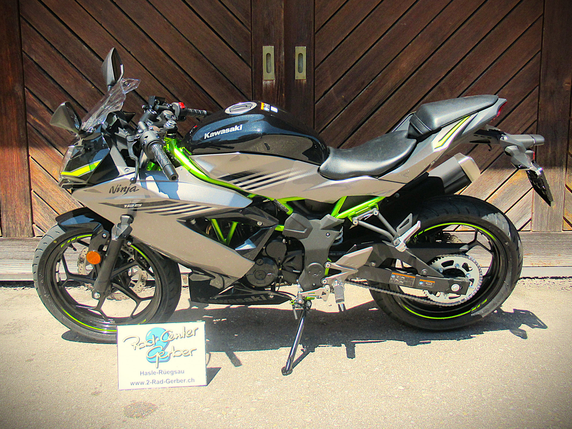 KAWASAKI Ninja 125-showroom-element-1