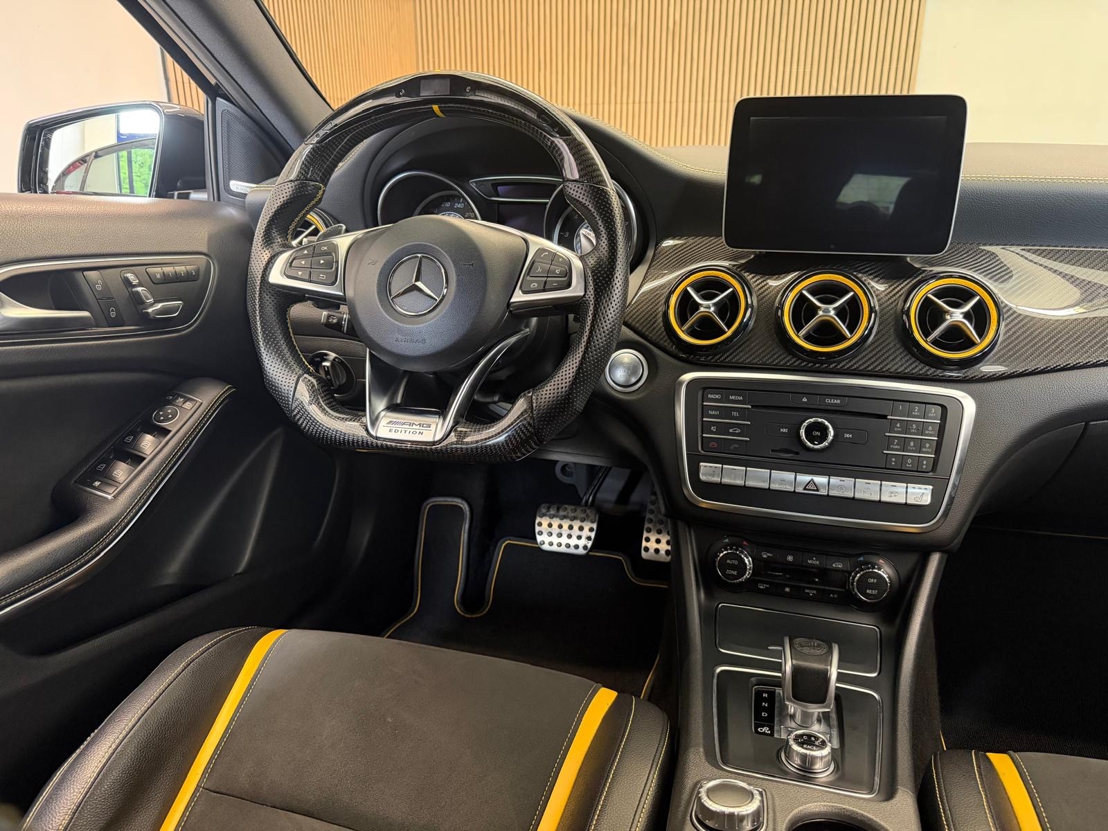 MERCEDES-BENZ A 45 AMG Yellow Night Edition 4Matic 7G-DCT-image-10
