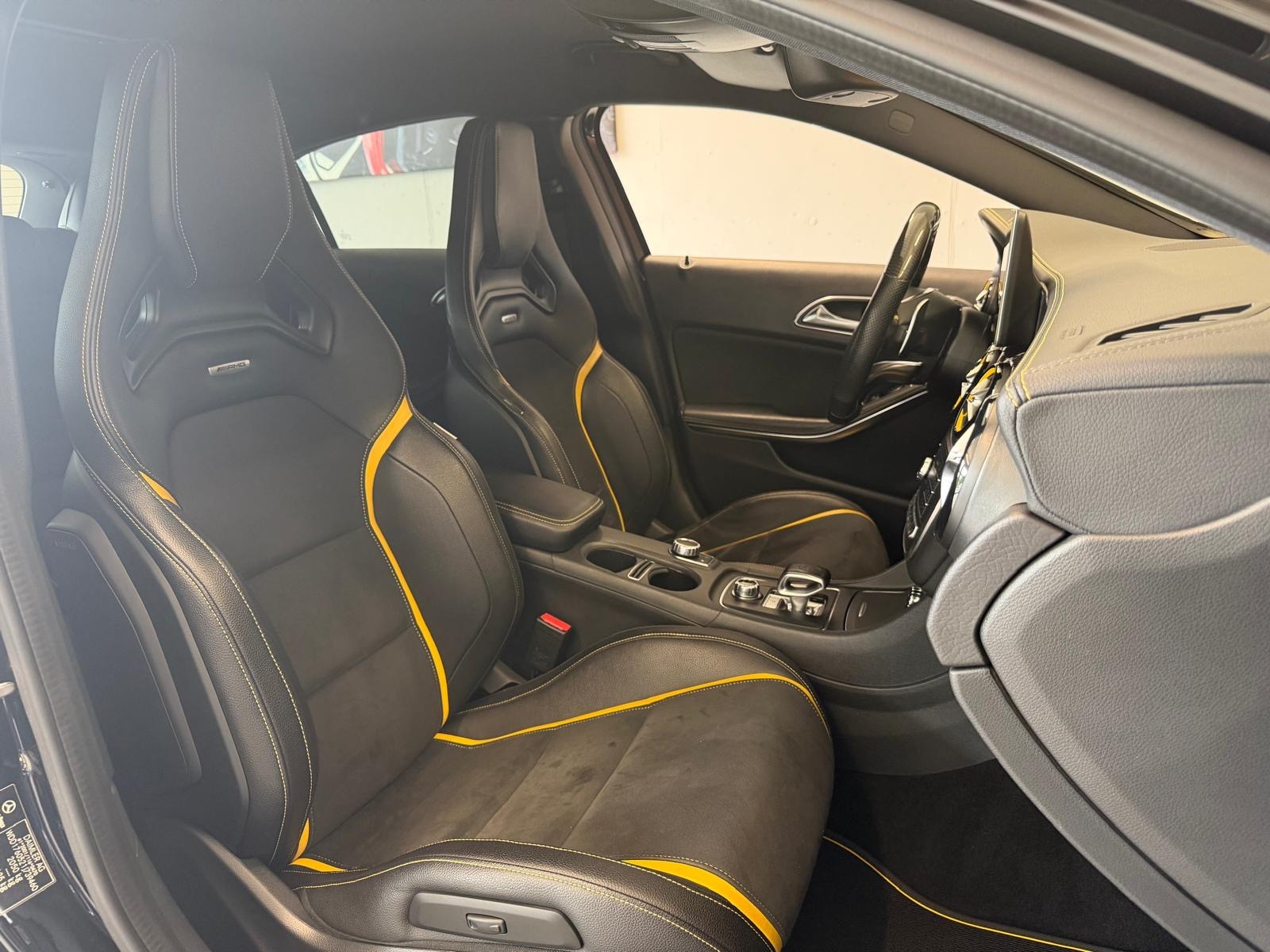 MERCEDES-BENZ A 45 AMG Yellow Night Edition 4Matic 7G-DCT-image-27