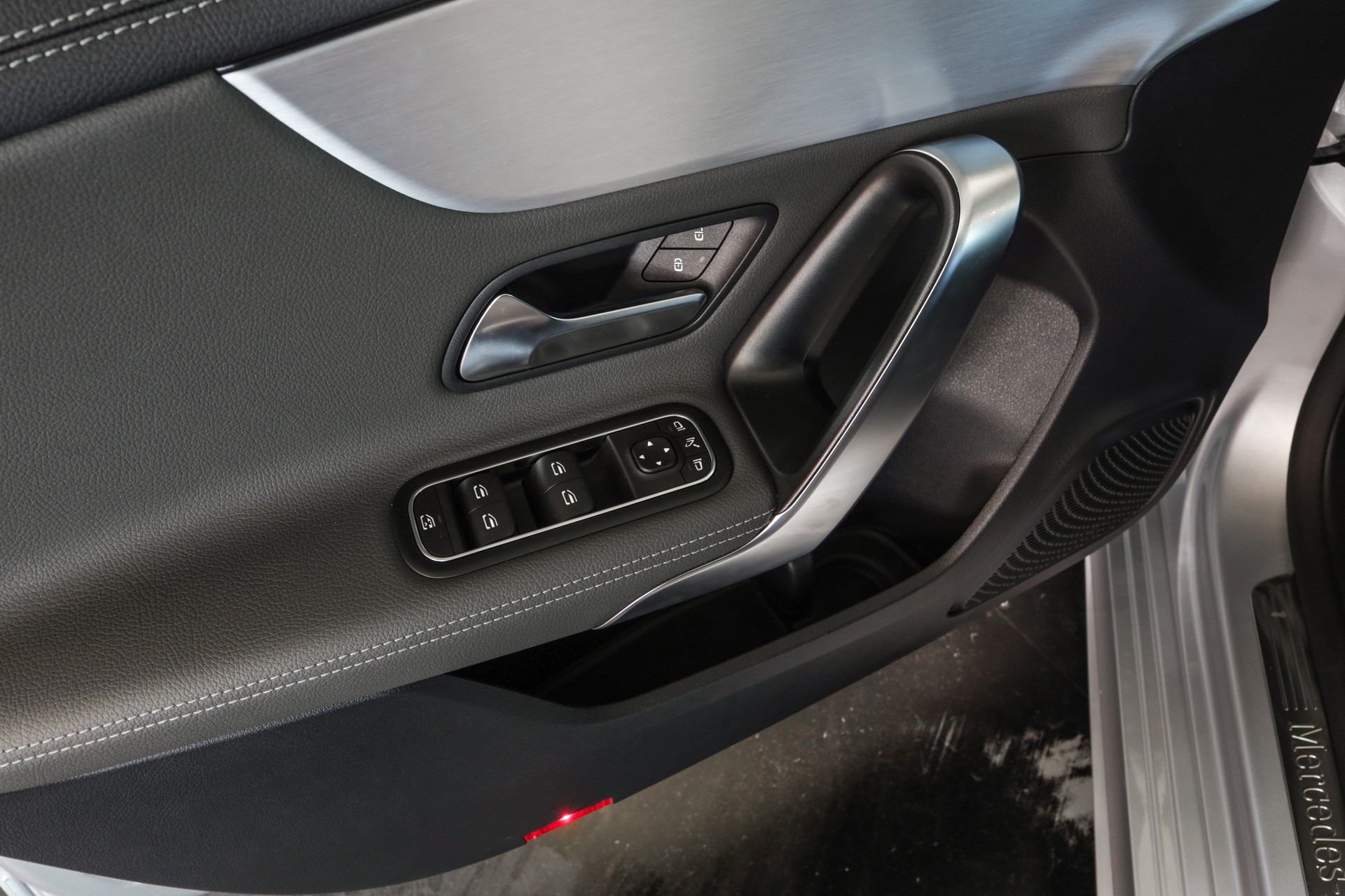 MERCEDES-BENZ A 220 AMG Line 7G-DCT 4Matic-image-19