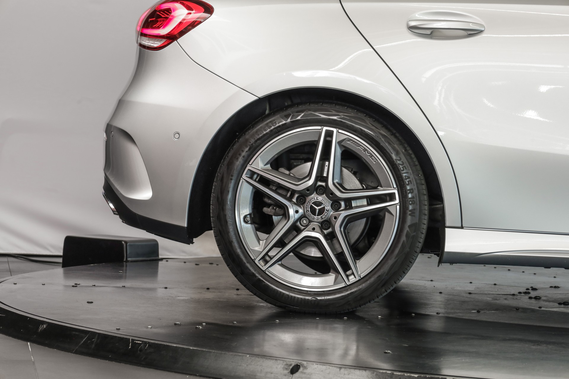 MERCEDES-BENZ A 220 AMG Line 7G-DCT 4Matic-image-6