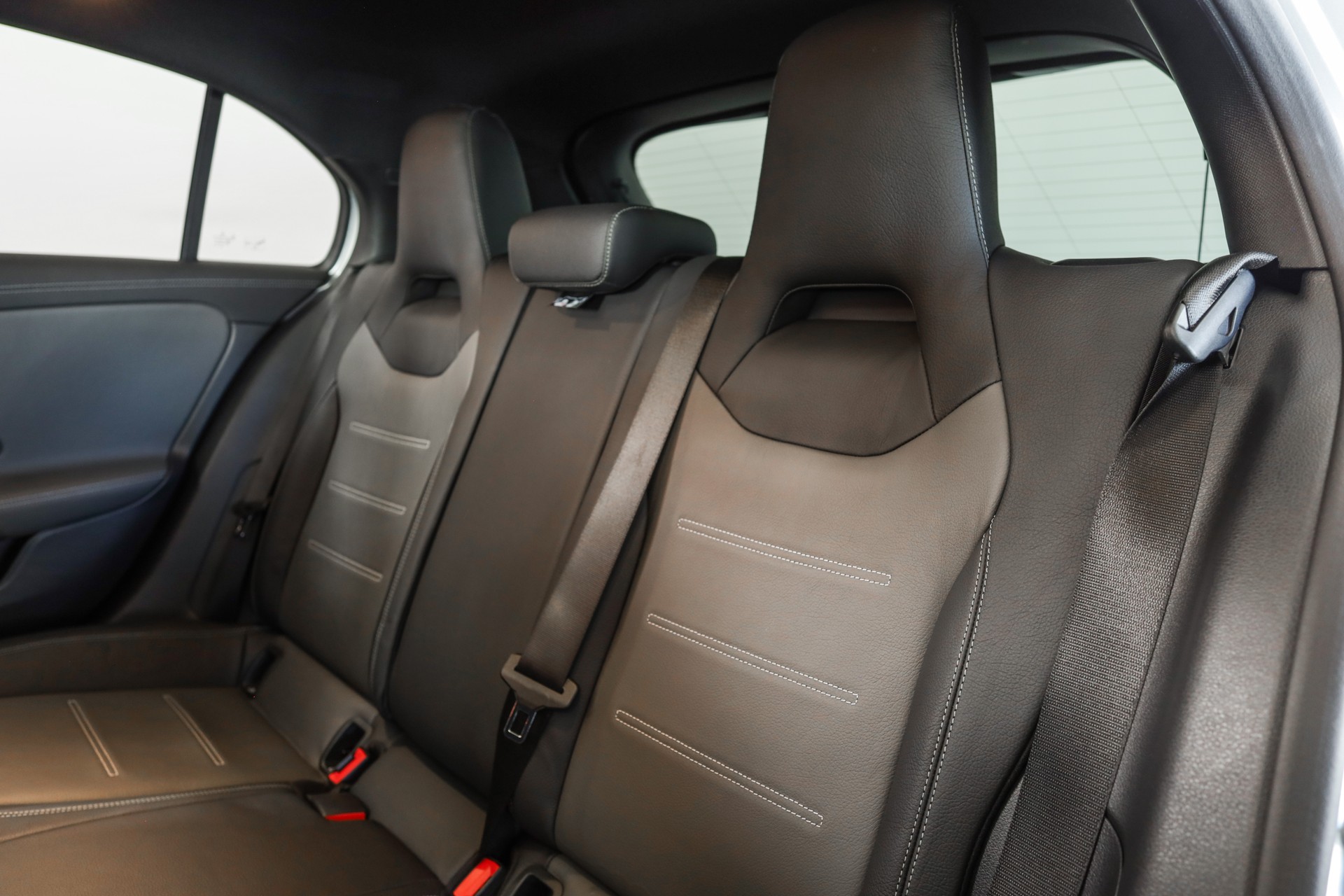 MERCEDES-BENZ A 220 AMG Line 7G-DCT 4Matic-image-12