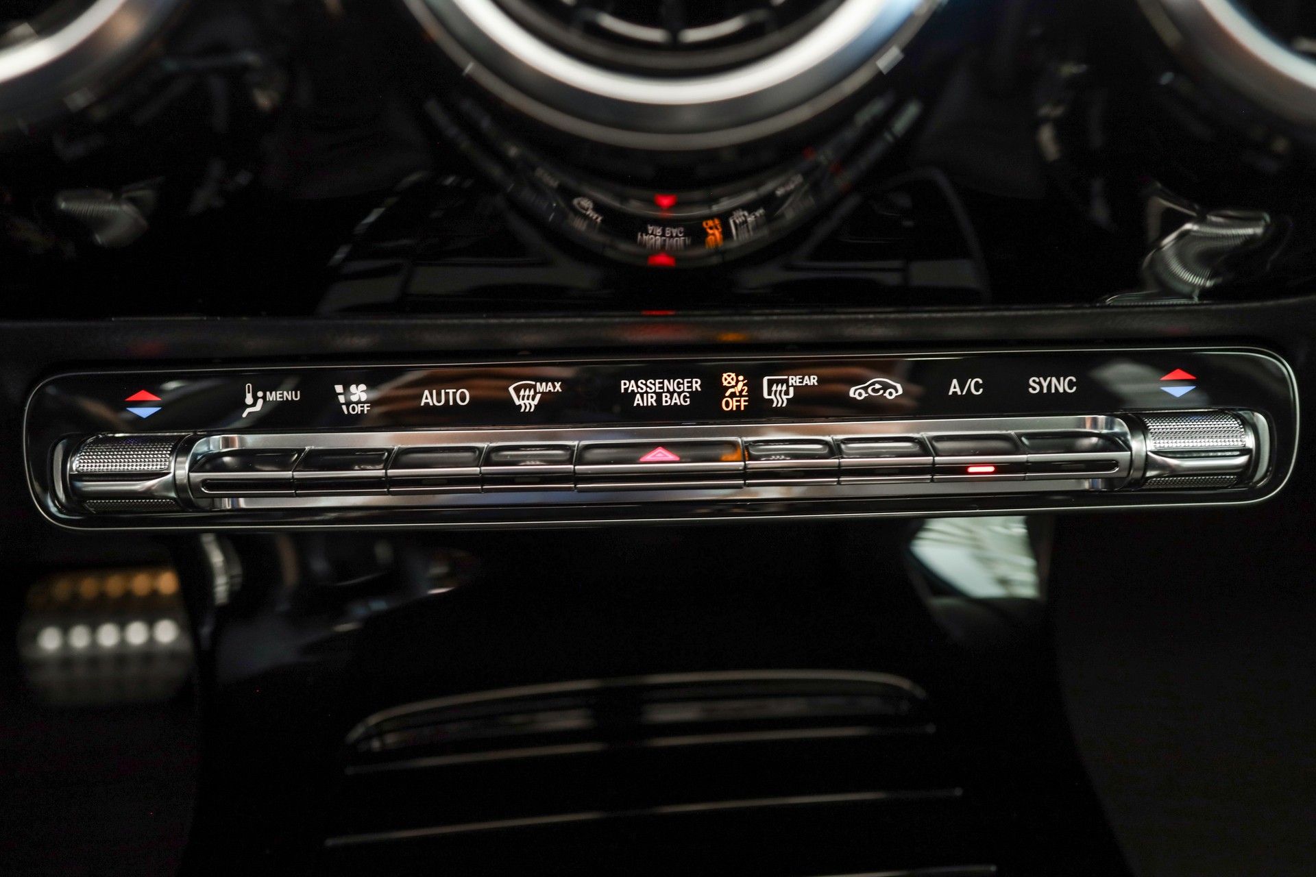 MERCEDES-BENZ A 220 AMG Line 7G-DCT 4Matic-image-14