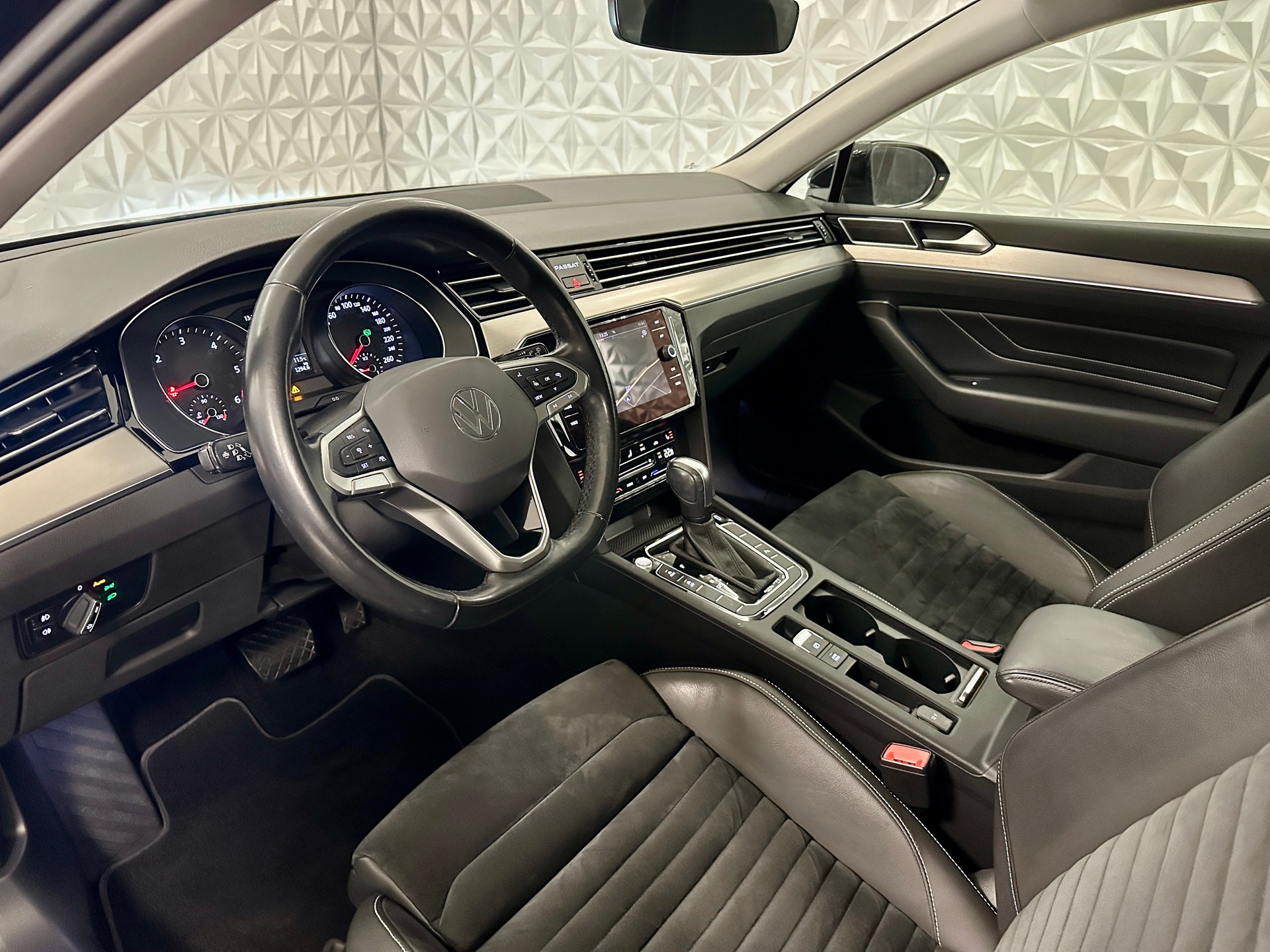 VW Passat 2.0 TDI **190PS** BMT Elegance DSG-image-10