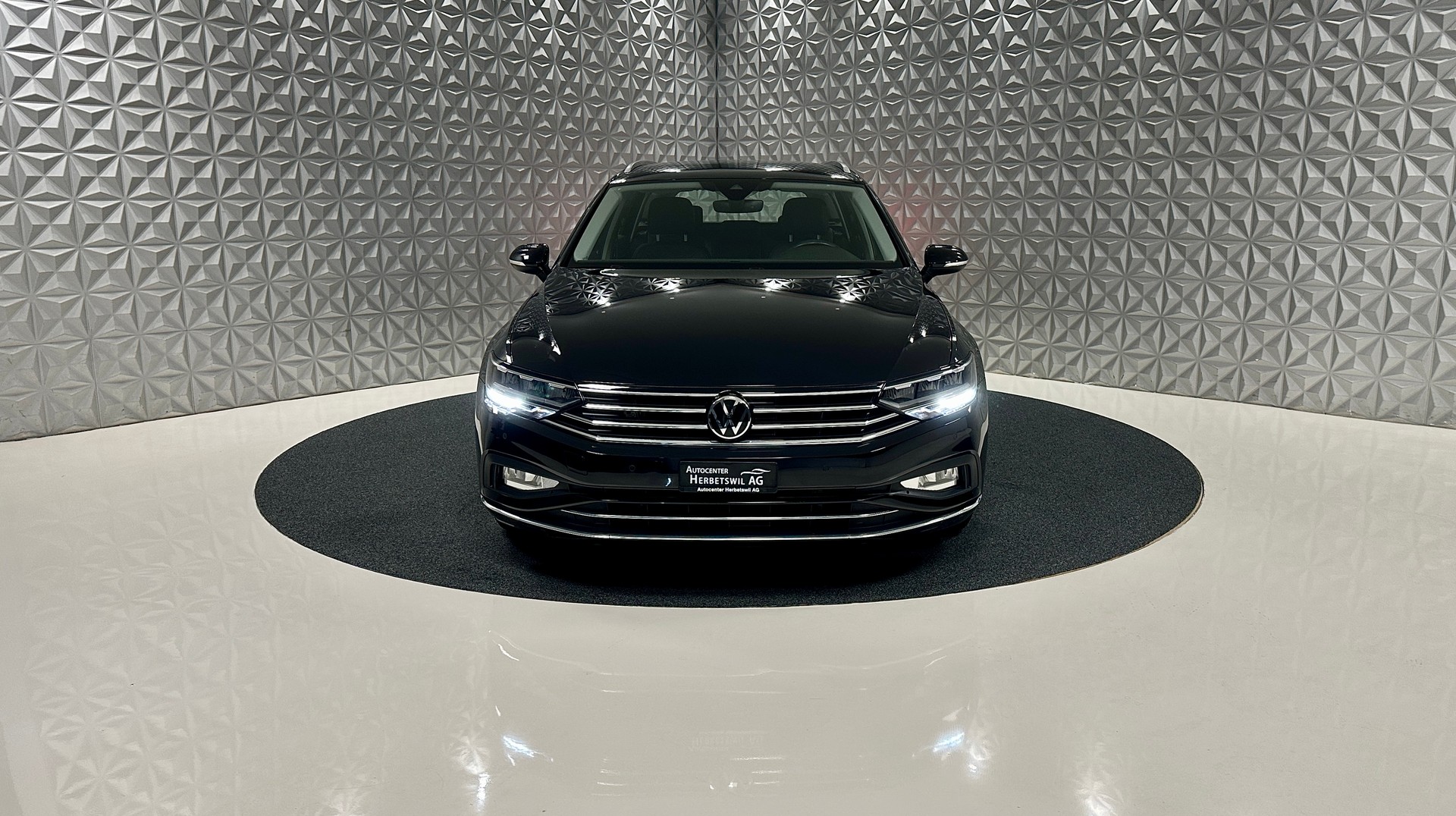 VW Passat 2.0 TDI **190PS** BMT Elegance DSG-showroom-element-1