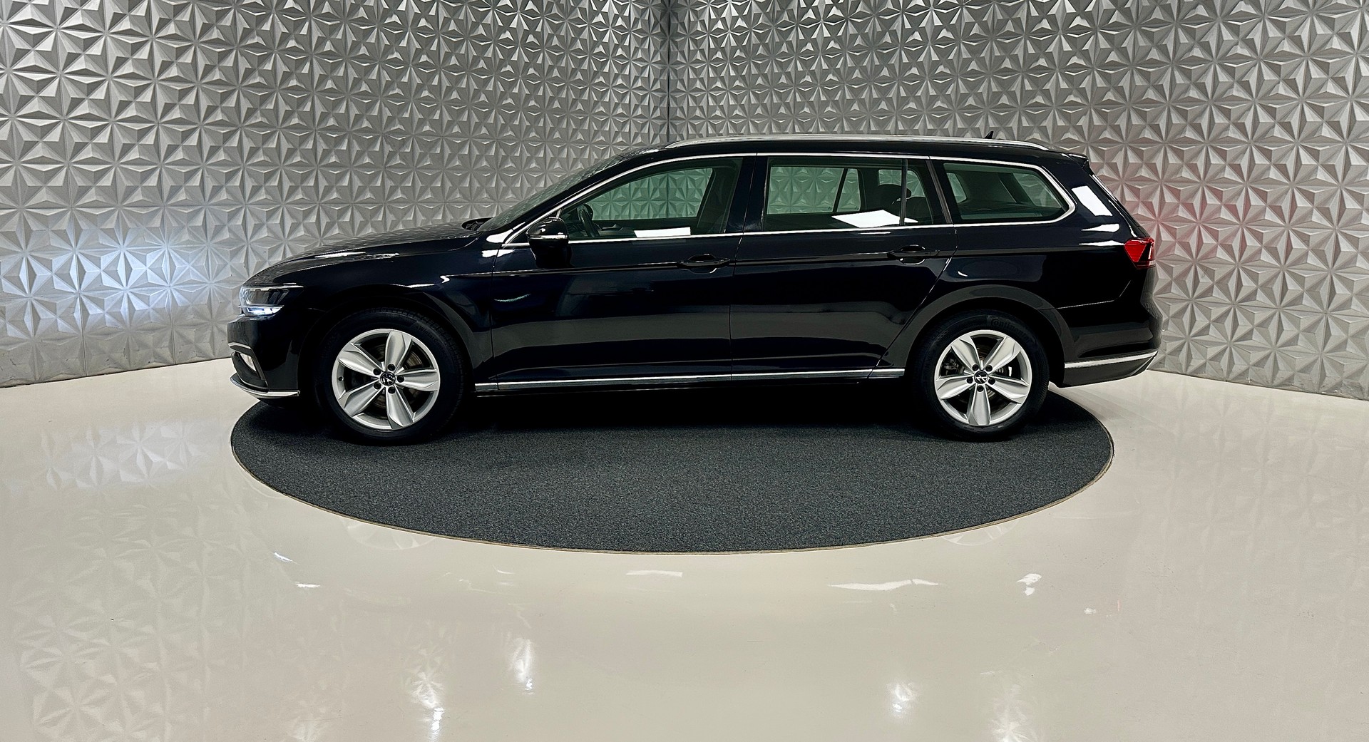 VW Passat 2.0 TDI **190PS** BMT Elegance DSG-image-7
