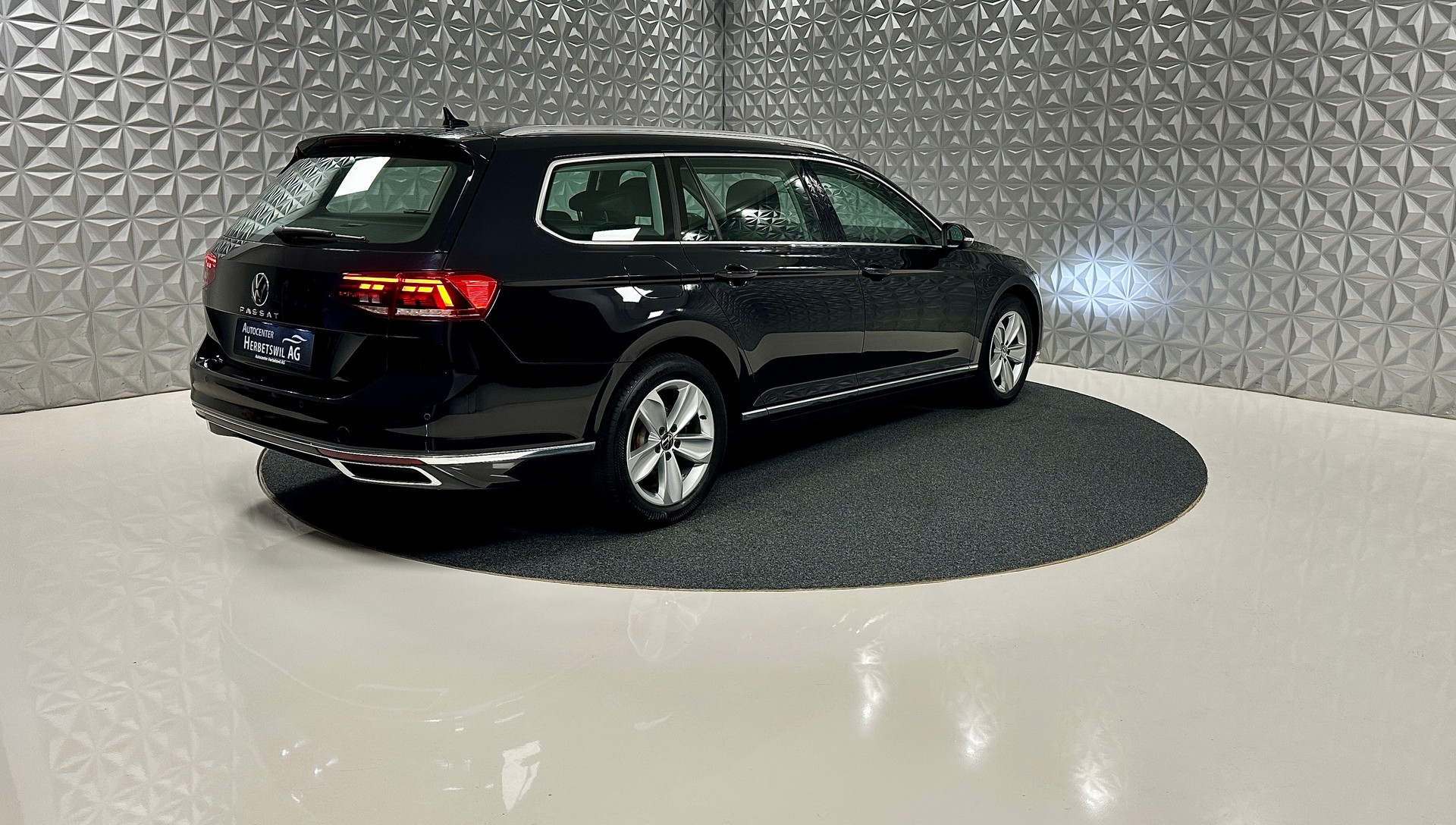 VW Passat 2.0 TDI **190PS** BMT Elegance DSG-image-4