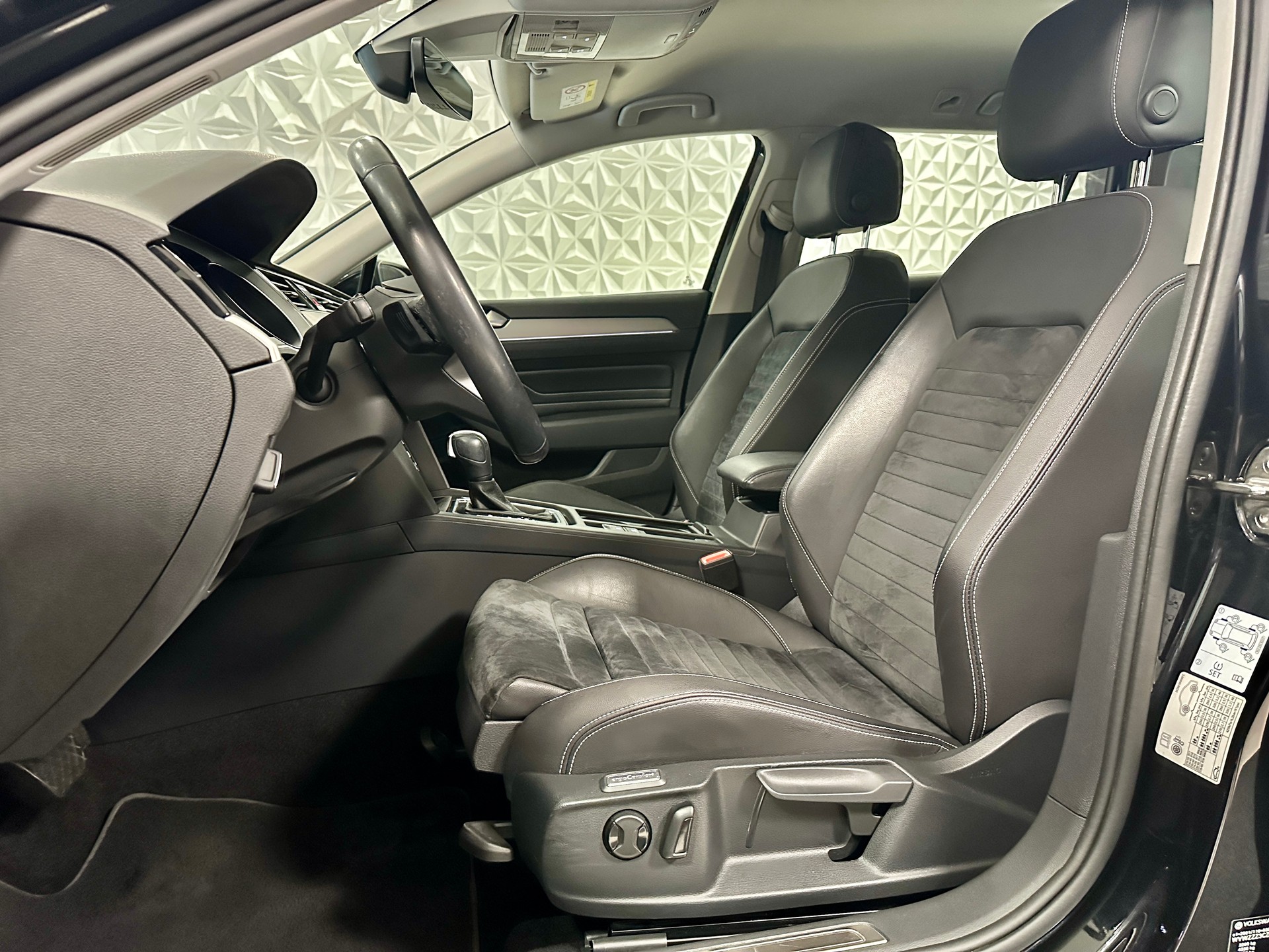VW Passat 2.0 TDI **190PS** BMT Elegance DSG-image-11