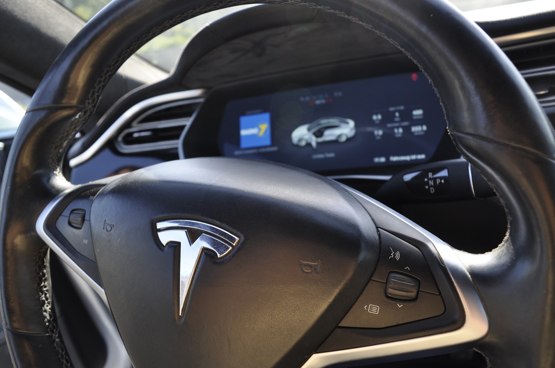 TESLA Model S 85 D Performance-image-11