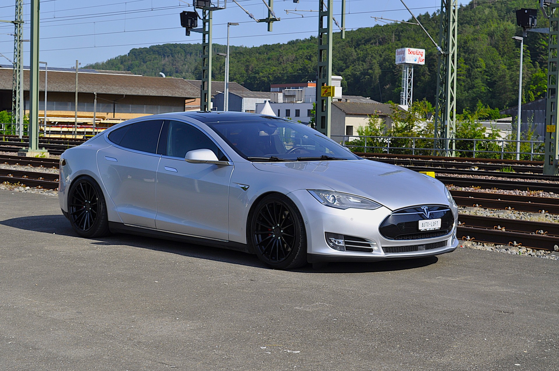 TESLA Model S 85 D Performance-image-1