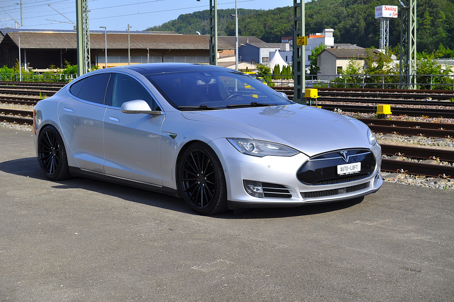 TESLA Model S 85 D Performance-image-2