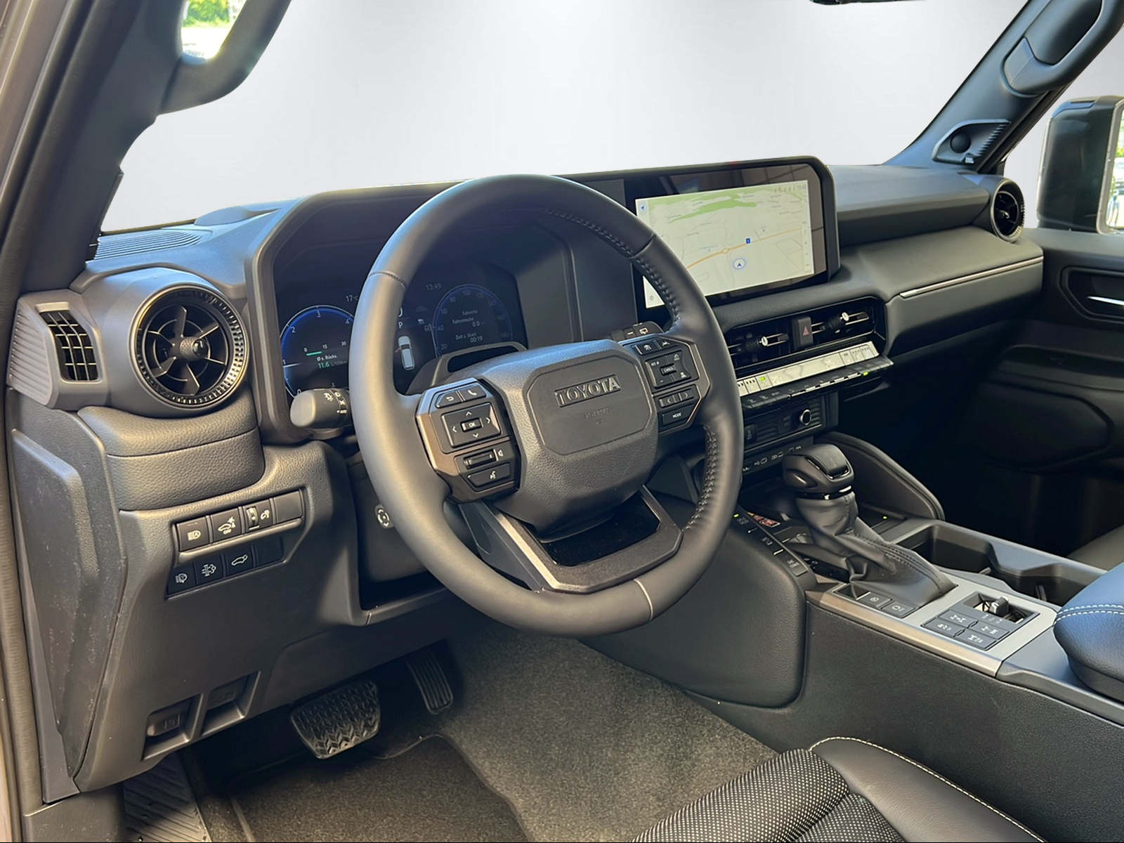 TOYOTA Land Cruiser 2.8 D 48V Invincible-image-13