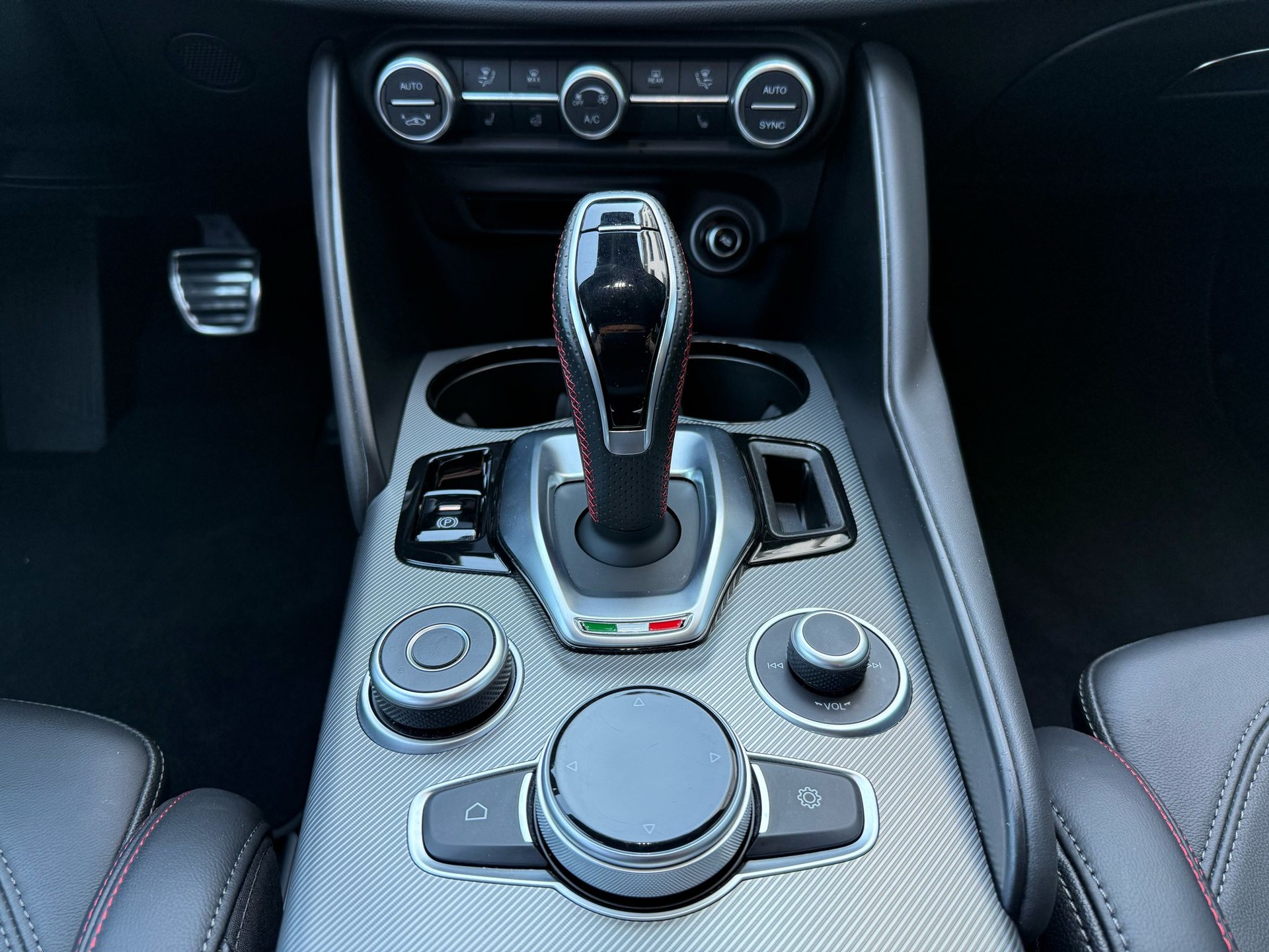 ALFA ROMEO Giulia 2.0 Competizione 280PS Q4 AT8 MY 23/24-image-13