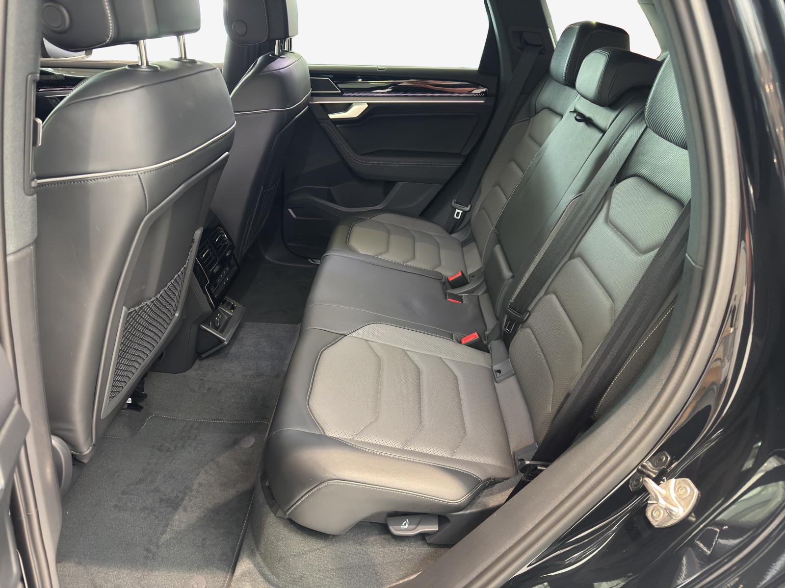 VW Touareg 3.0 TDI R-Line Final Edition Tiptronic-image-11