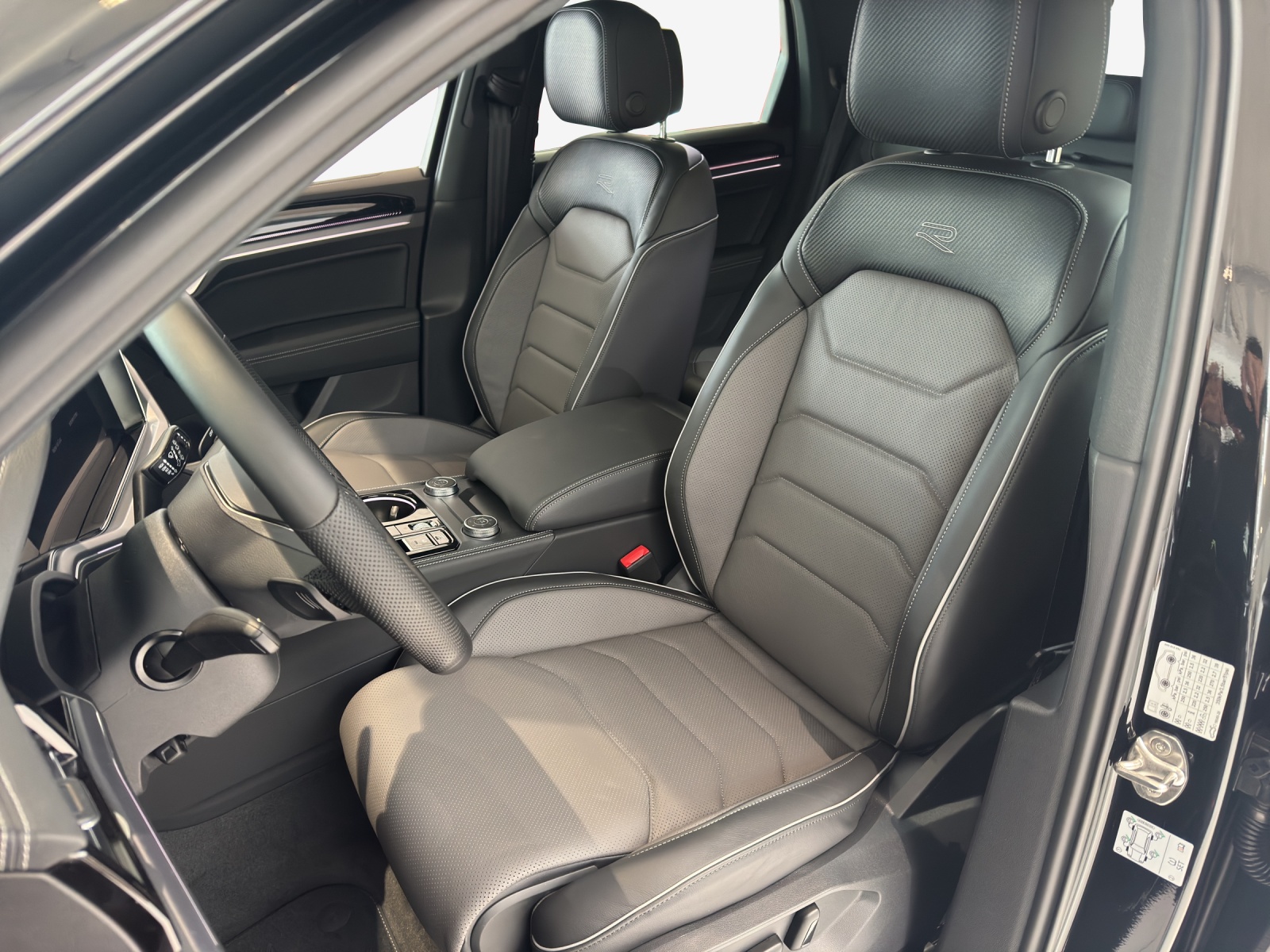 VW Touareg 3.0 TDI R-Line Final Edition Tiptronic-image-13