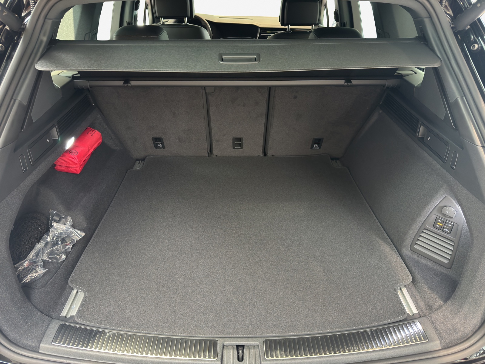 VW Touareg 3.0 TDI R-Line Final Edition Tiptronic-image-12