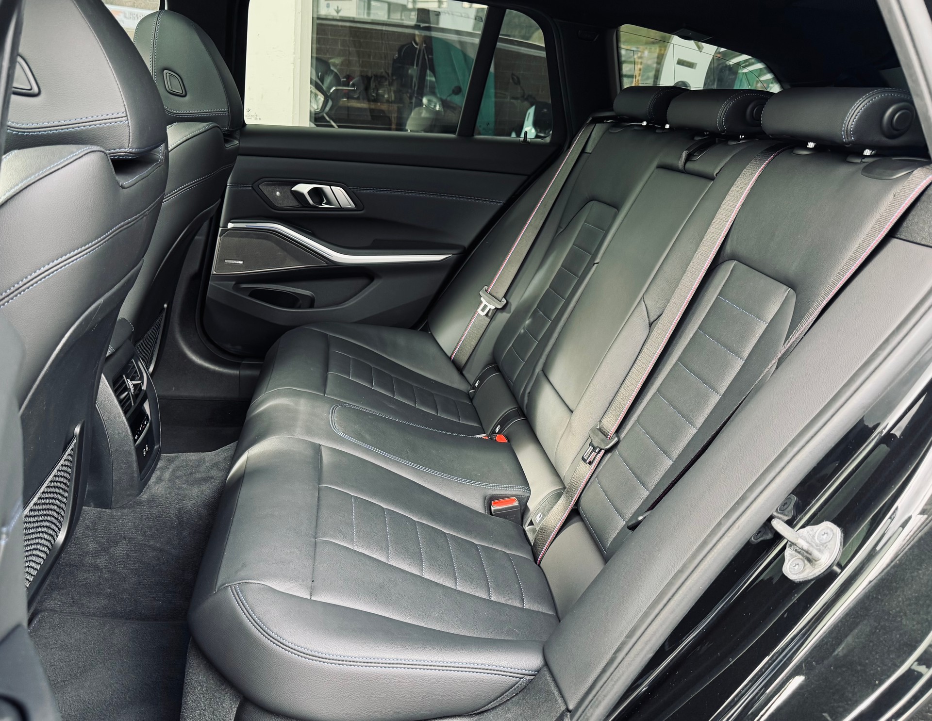 BMW 330d xDrive 48V Touring M Sport Steptronic-image-11