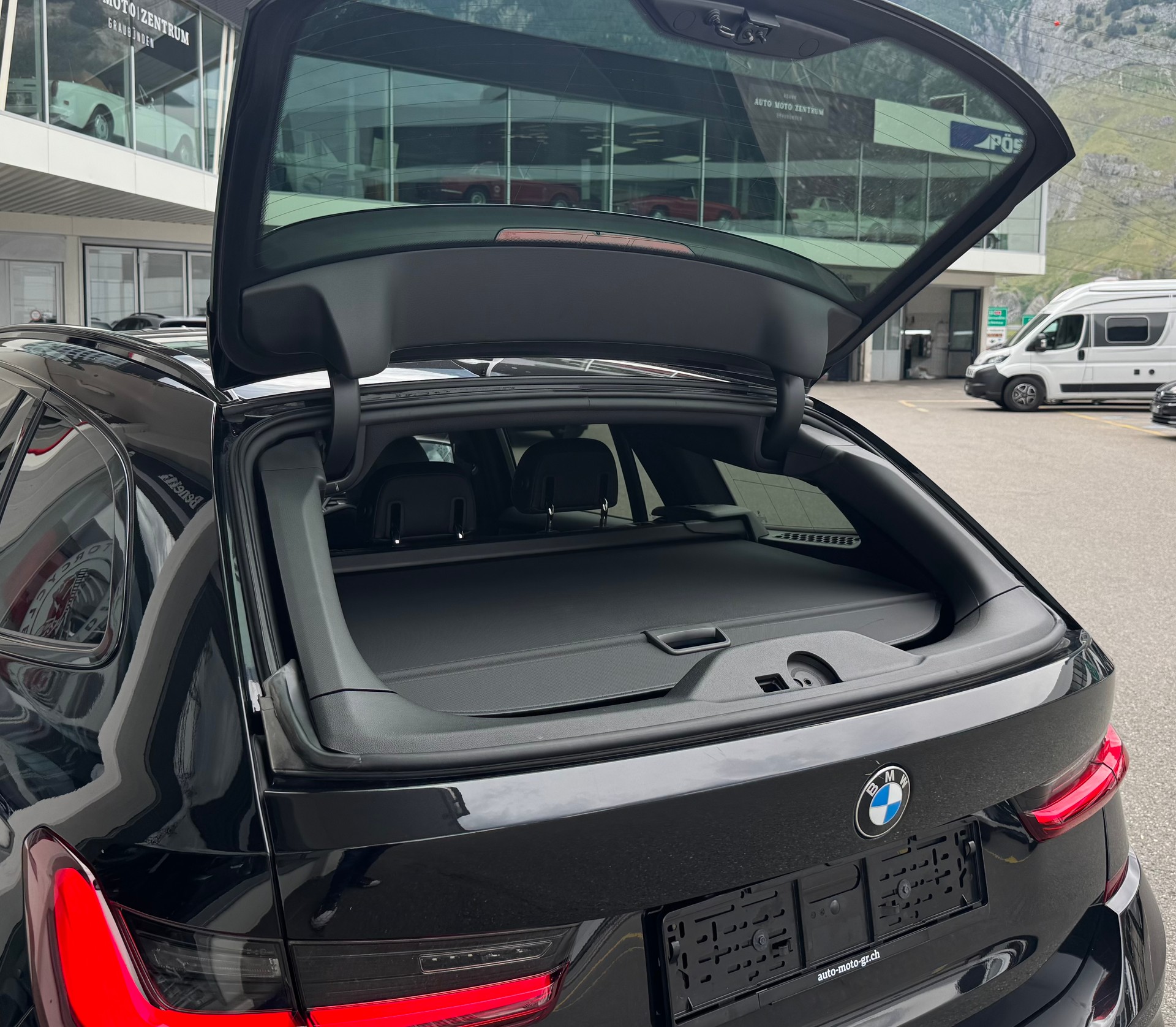 BMW 330d xDrive 48V Touring M Sport Steptronic-image-4