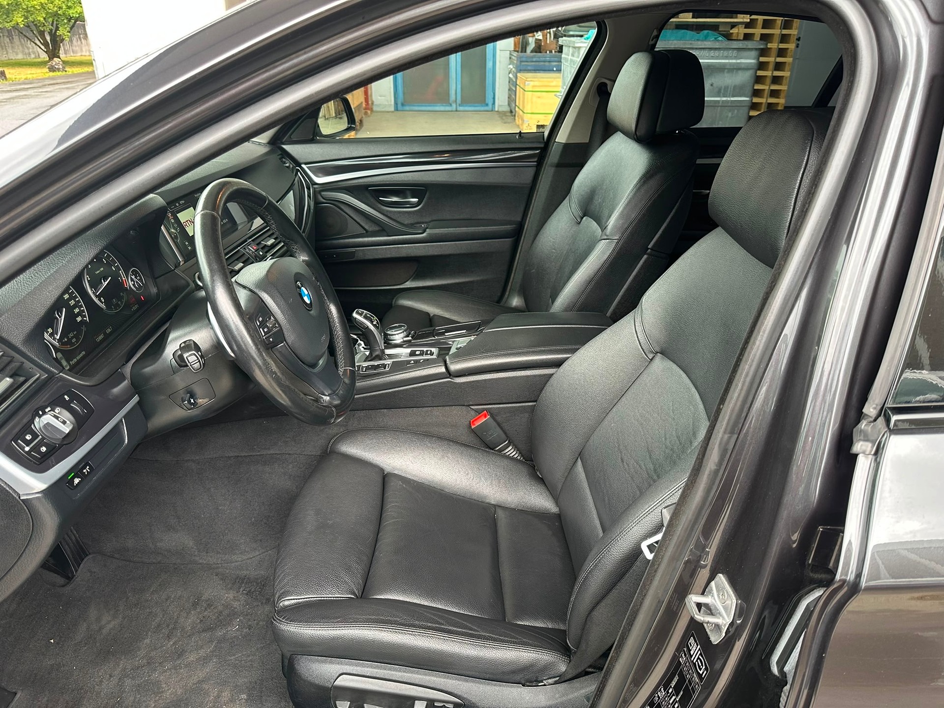 BMW 528i xDrive Luxury Line Steptronic-image-11