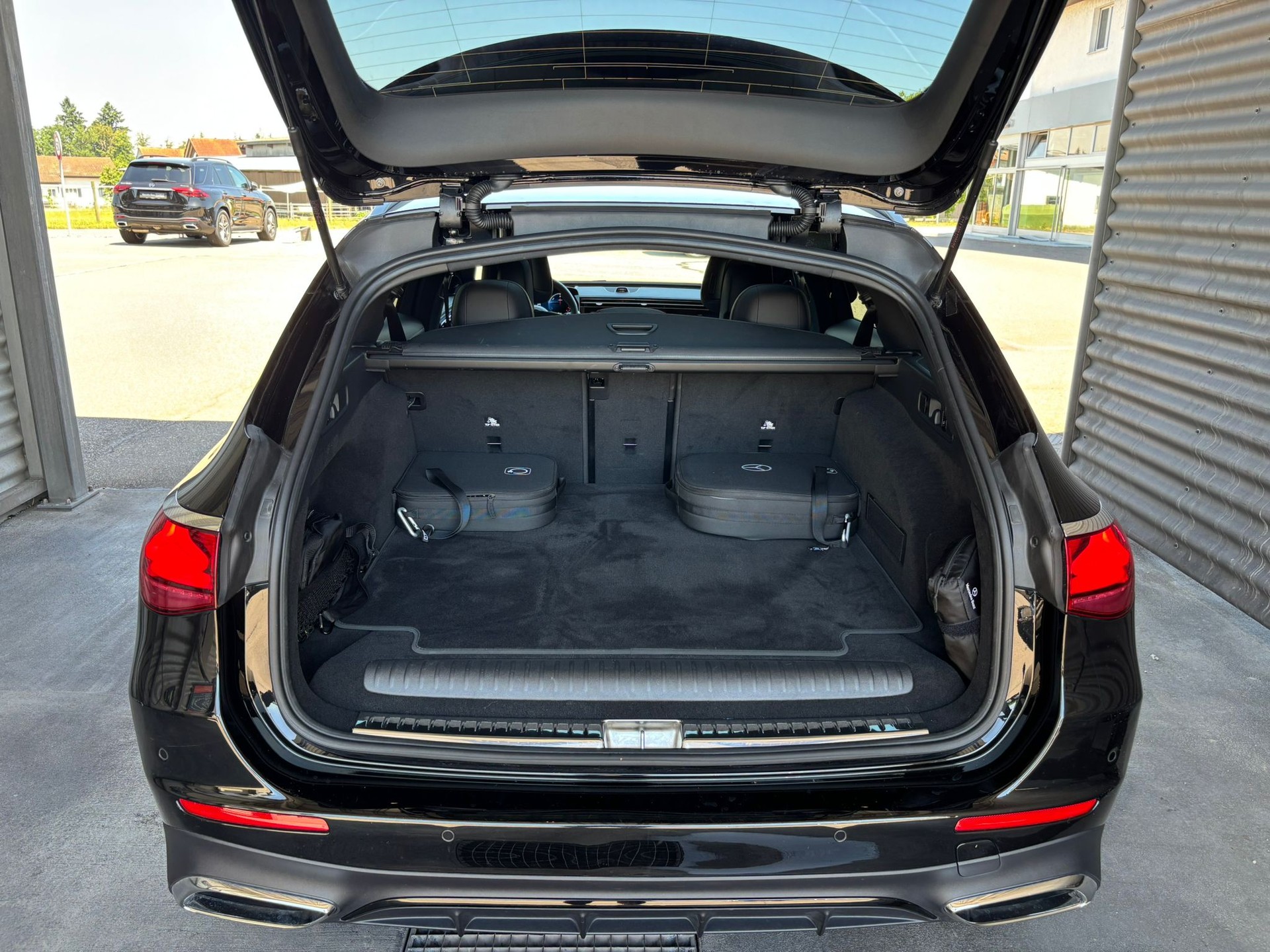 MERCEDES-BENZ E 300 de AMG-Line 4Matic Kombi-image-11
