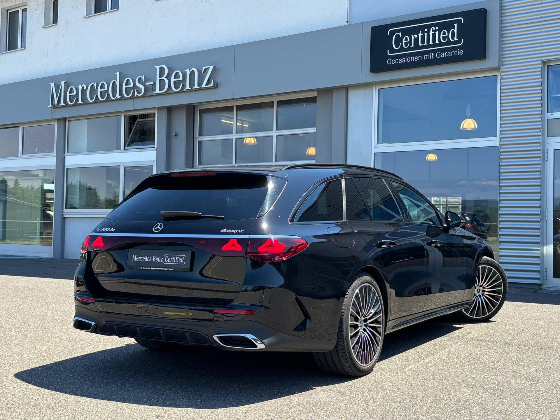 MERCEDES-BENZ E 300 de AMG-Line 4Matic Kombi-image-3
