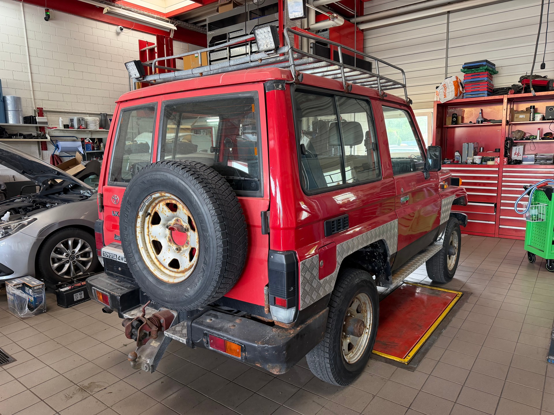TOYOTA Land Cruiser 400 HdT 4.2 D-showroom-element-3