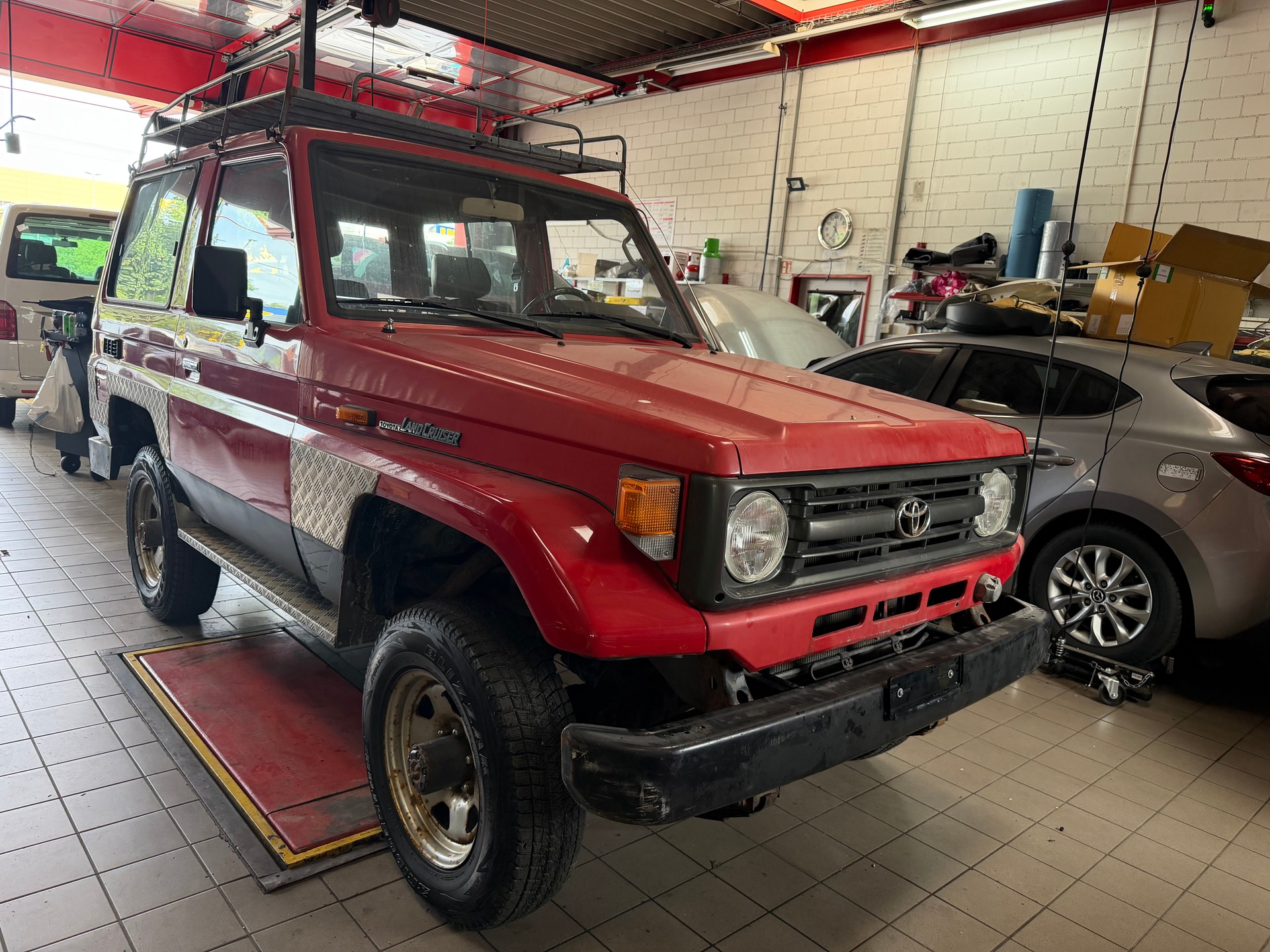 TOYOTA Land Cruiser 400 HdT 4.2 D-showroom-element-1