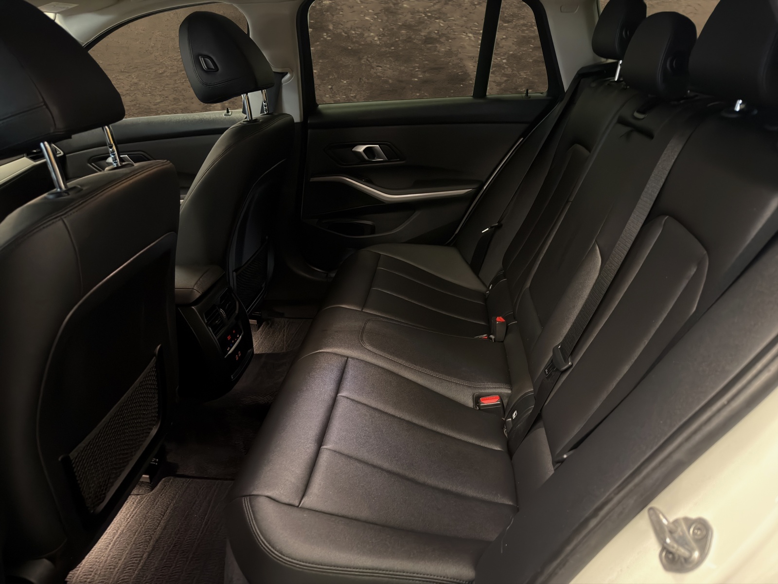 BMW 320d xDrive 48V Touring Steptronic-image-13