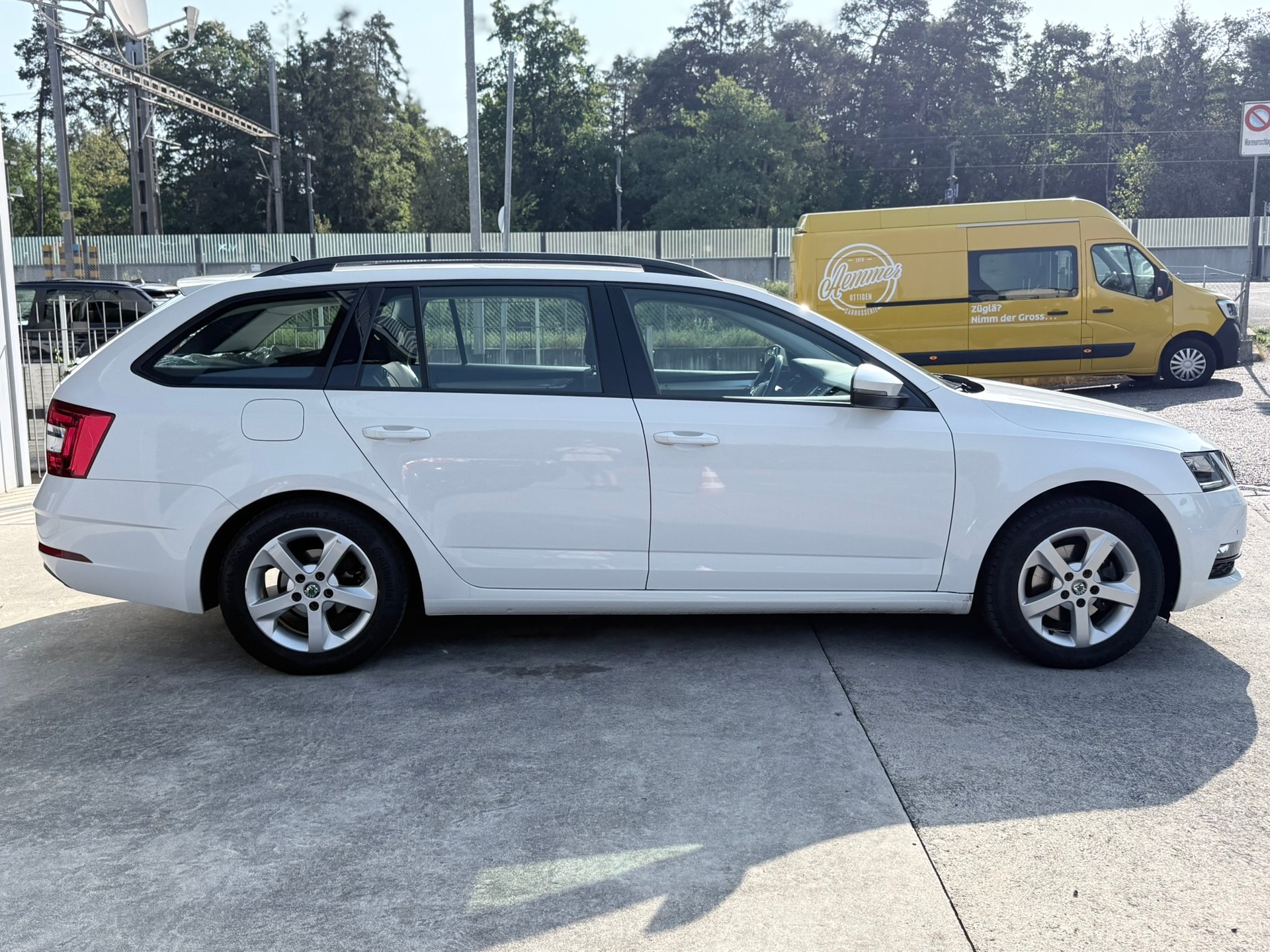 SKODA Octavia Combi 2.0 TDI Ambition DSG-showroom-element-3
